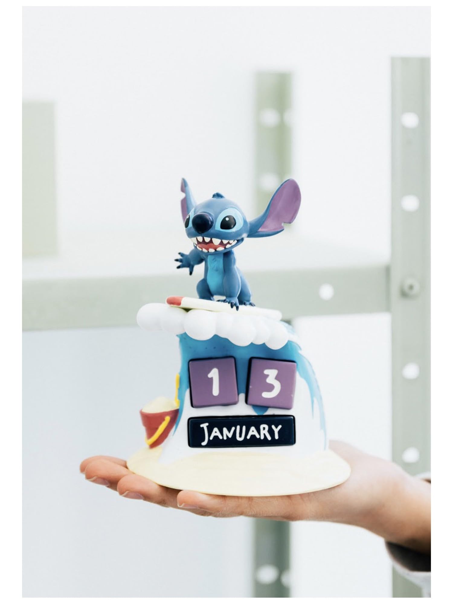 Grupo Erik Calendario Perpetuo Stitch 3D - Calendario da Tavolo Perpetuo per Bambini | Decorazione da Scrivania per Fans: Lilo e Stitch Gadget 12 x 12 x 23 cm