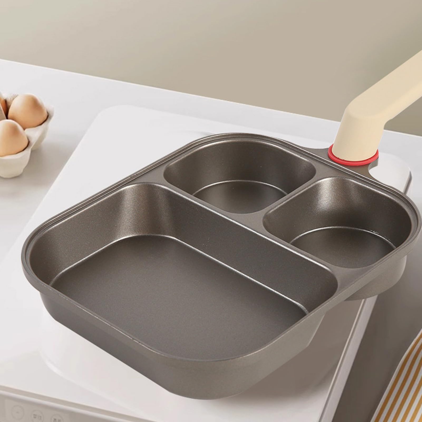 Padella antiaderente con manico ergonomico per uova