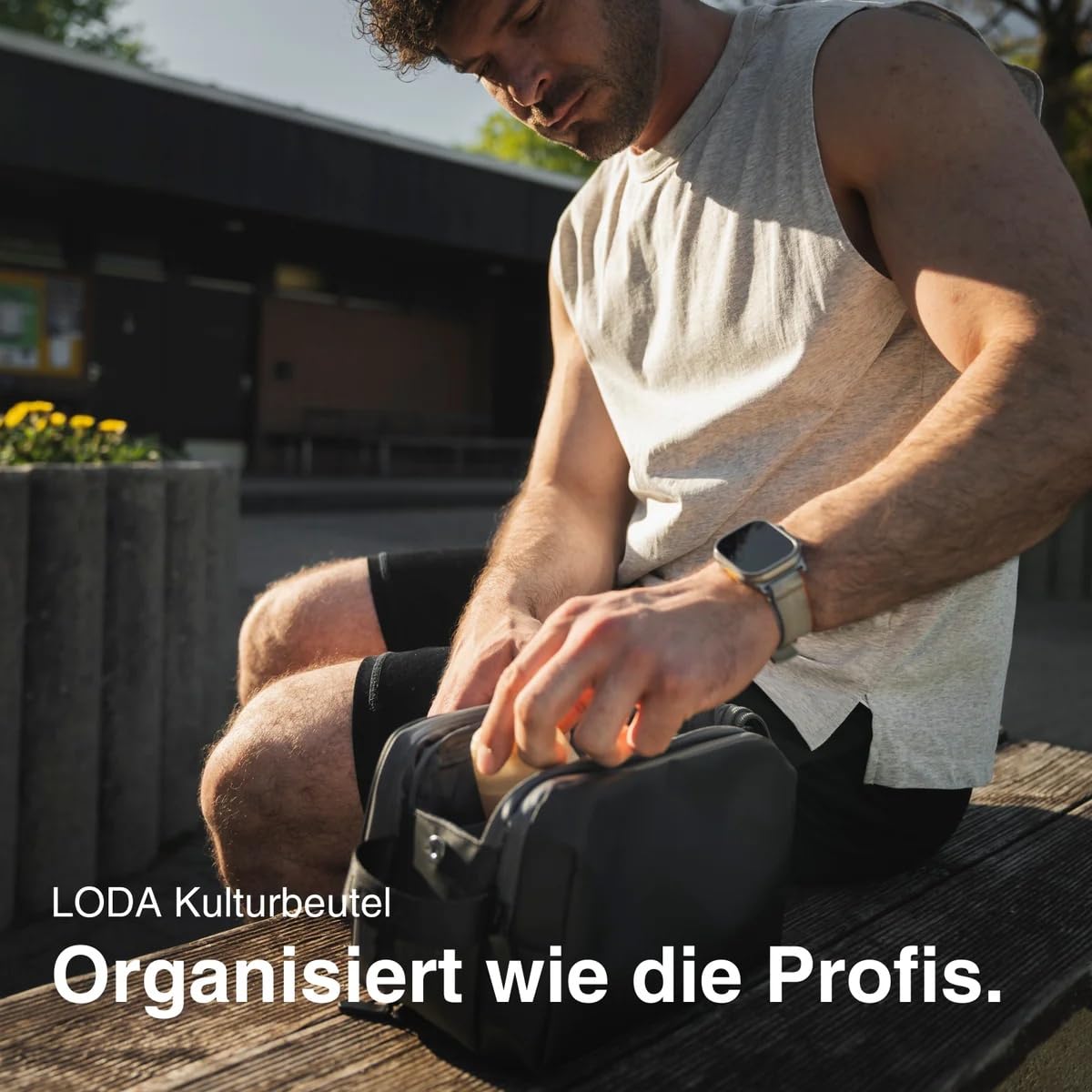 LODA Kulturbeutel 7L - Herausnehmbares Duschfach - Organisiertes Hauptfach | Wasserfestes Seitenfach – Integrierte Aufhängung – Aufklappbares Seitenfach – Spiegel – Hygienisches Zahnbürstenfach