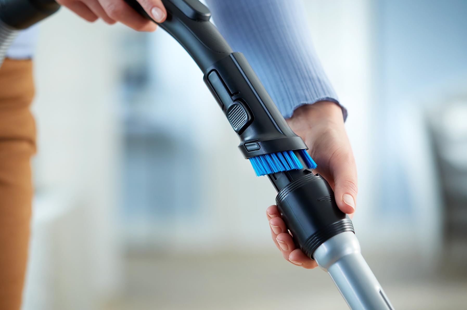 PHILIPS Aspiradora PowerPro Expert sin Bolsa - Motor Potente de 900 W, Filtro HEPA Allergy Lock, TriActive+ para Suelos y Alfombras, Azul (FC9745/09)