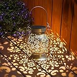 🌻 Linterna solar mejorada: La linterna solar está hecha de metal de alta calidad. Las luces LED blancas cálidas, los patrones únicos y el estilo de diseño retro aportan efectos especiales a su noche. (Saque el panel solar y gire el interruptor en la parte inferior a la posición "ON" para el primer uso).