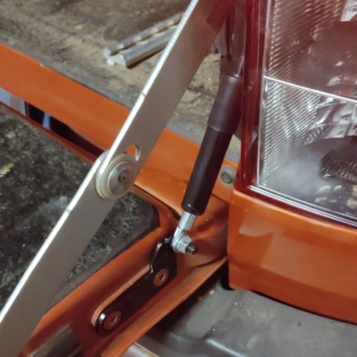 WXHHSM Tylne rozpórki samochodowe do Toyota Hilux GUN125 Revo 2015-2022 tylna klapa samochodu powolne wsparcie drążek amortyzator amortyzator gazowy (lewy i prawy)