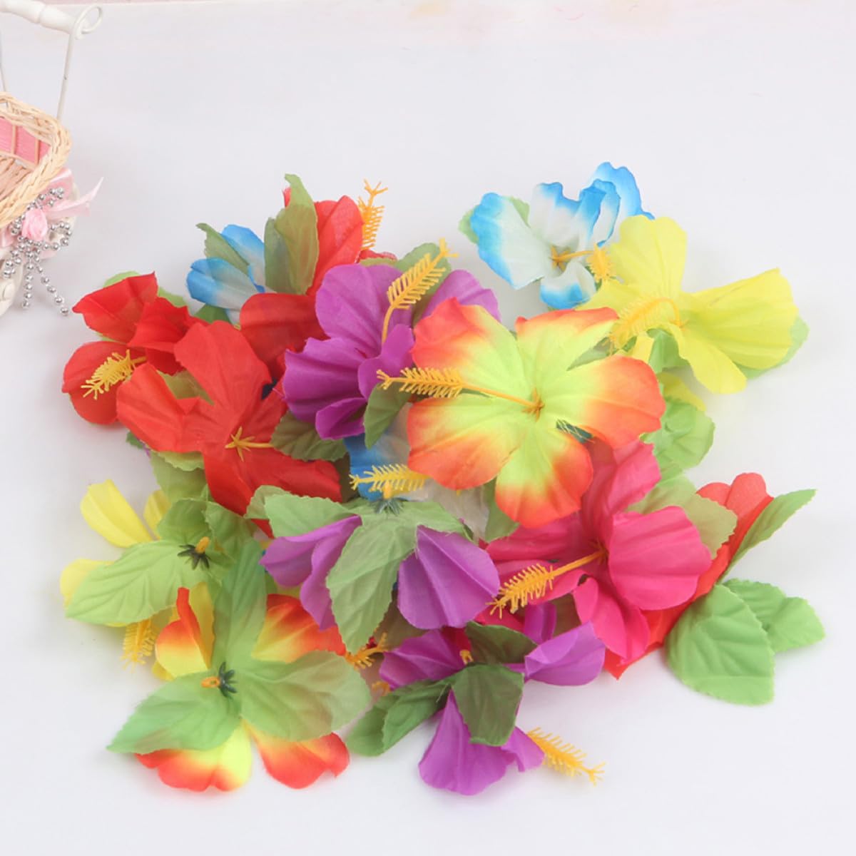 Künstliche Plumeria Blüten und Hawaii aus Stoff 72 Stück Fotorequisite Blumendekoration Einzigartige Tischdekoration Zufällige Farbe für Sommerfest für Party und Zuhause