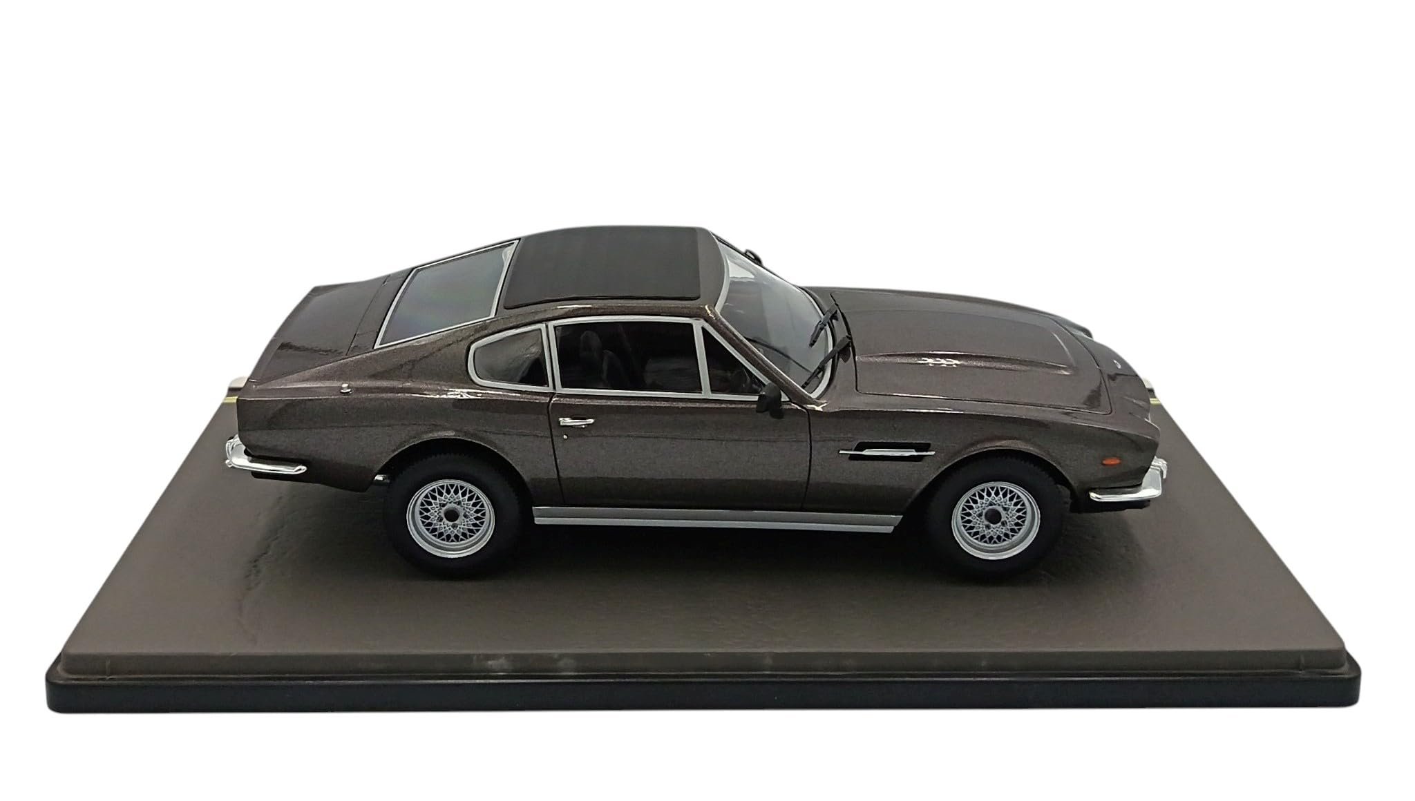 OPO 10 Modellino di Auto in Scala 1/24 Compatibile con Aston Martin V8 No Time To Die 2021 James Bond 007 - Hachette Collections JBH02