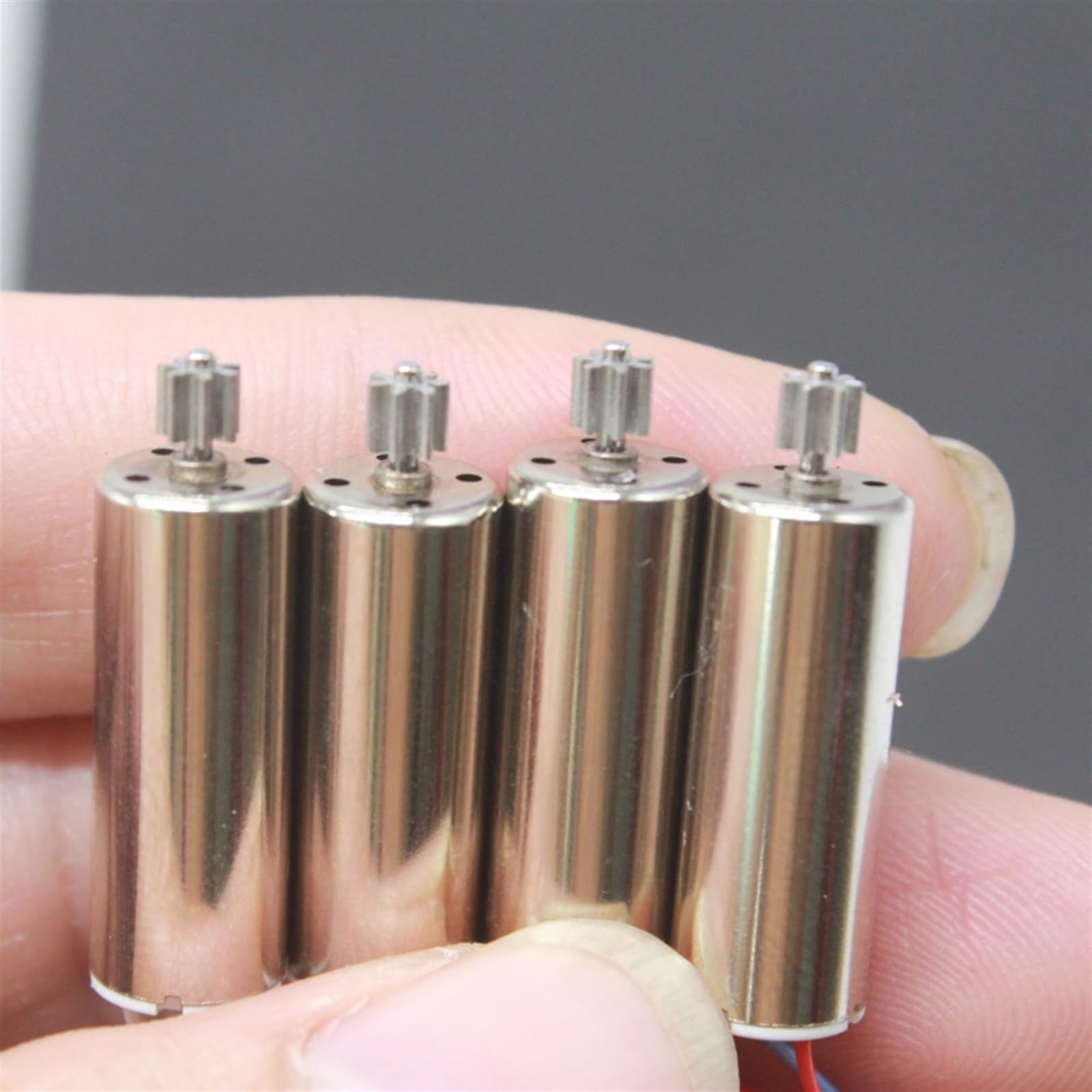 El brazo incluye un kit de piezas luz, engranaje y motor