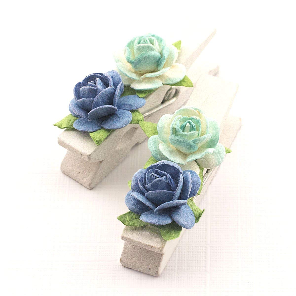 50 mini pinces à linge en bois blanc avec fleur de mûrier bleue faite à la main pour dragées