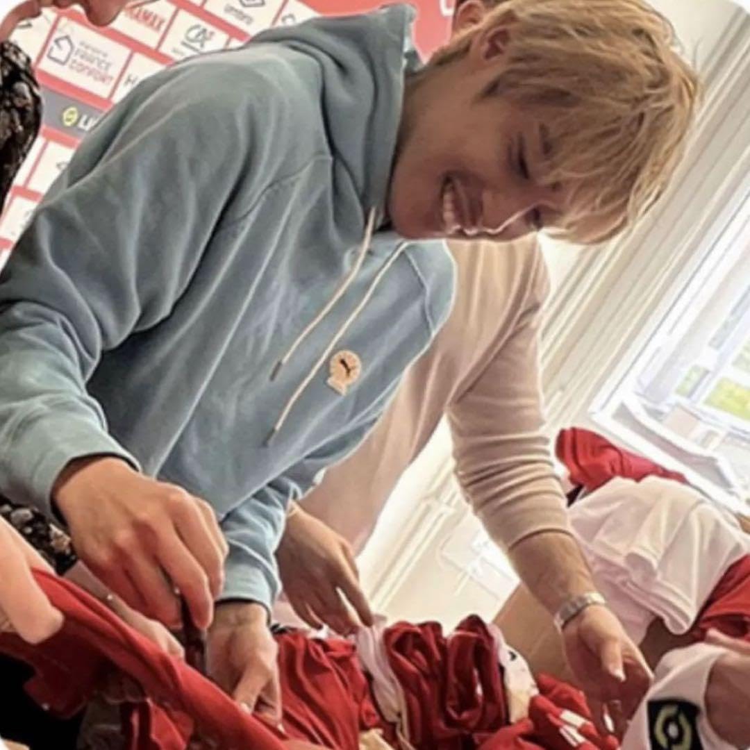 Amazon.co.jp: 日本代表 伊東純也 2223 スタッドランス 選手用 直筆