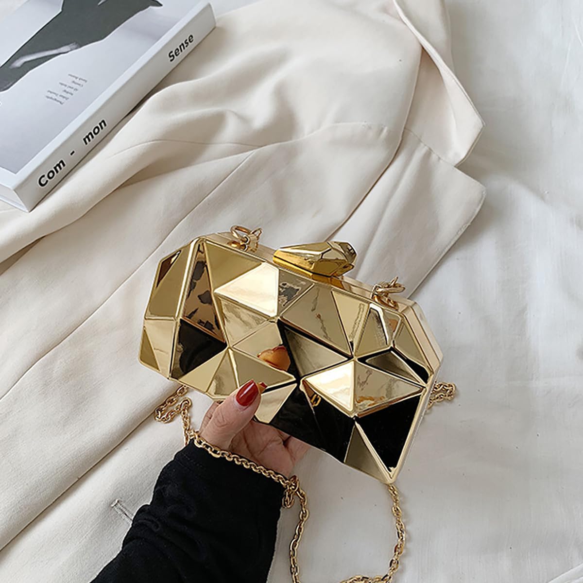 Bolsa Clutch Festa Feminina Prata Acrílico Translúcido Irregular Mão Ombro Transversal Com Correntes Removíveis em promoção! Veja a oferta e mais achadinhos de Bolsas 3 Hoje é o melhor dia para comprar Bolsa Clutch Festa Feminina Prata Acrílico Translúcido Irregular Mão Ombro Transversal Com Correntes Removíveis com aquele preço maroto! Promoção! Aproveite a oferta! 3