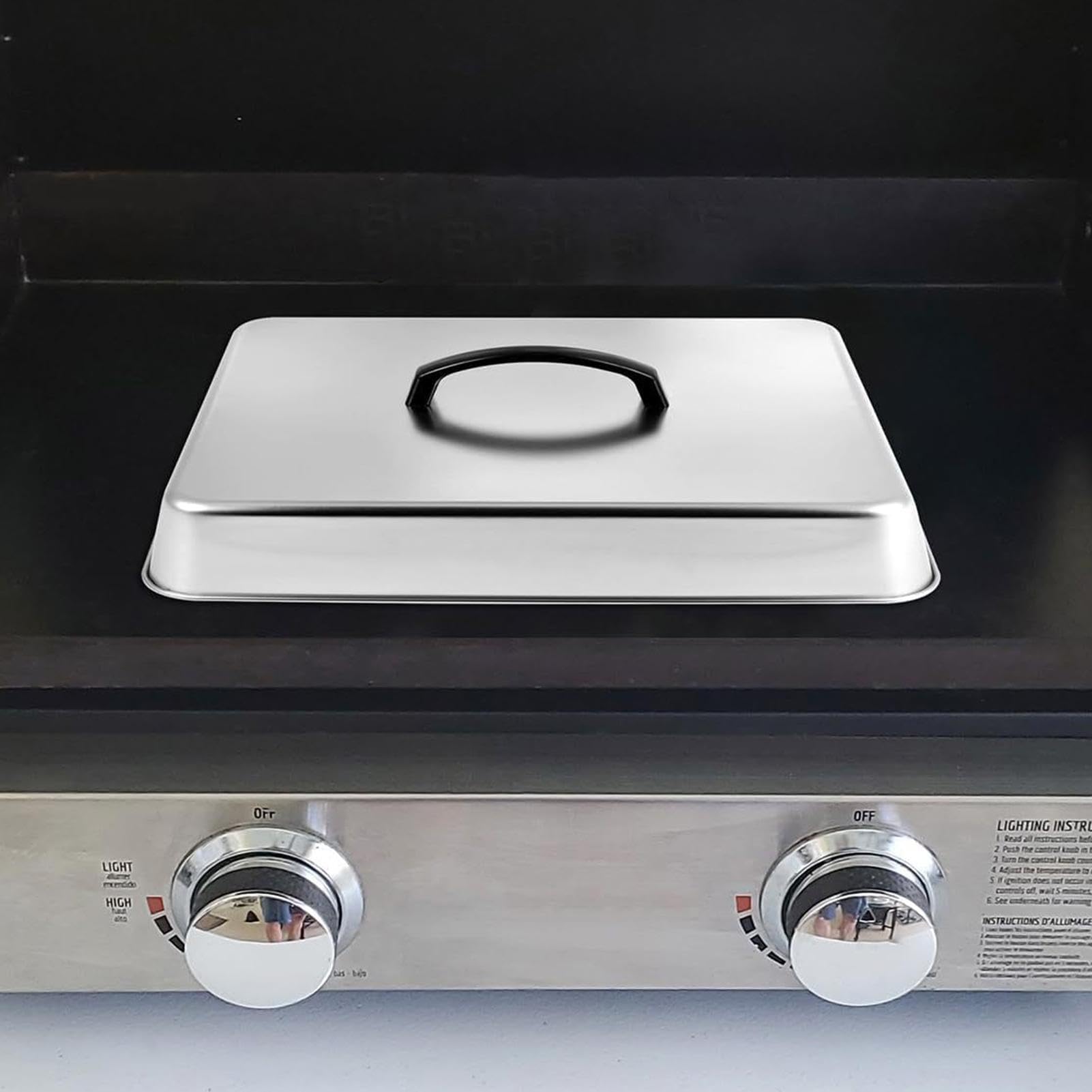 Grilldeckel in rechteckiger Form, Fleischpresse und Spatel