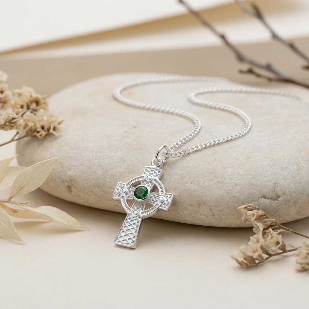 Alexander Castle Solide 925 Sterling Silber & Emerald Grün CZ Keltisches Kreuz Kette für Damen - Kreuz Anhänger mit 18" Silber Kette & Schmuck Geschenk-Box - 32mm x 20mm