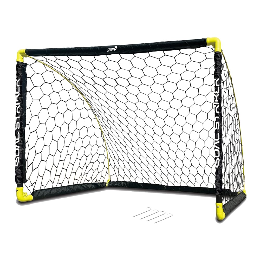 Sport1 porta calcio Goal Striker. Porta calcetto pieghevole in plastica con supporti laterali estraibili salvaspazio. Porta soccer outdoor da 137x91x91cm. Rete impermeabile. Picchetti inclusi. Nera