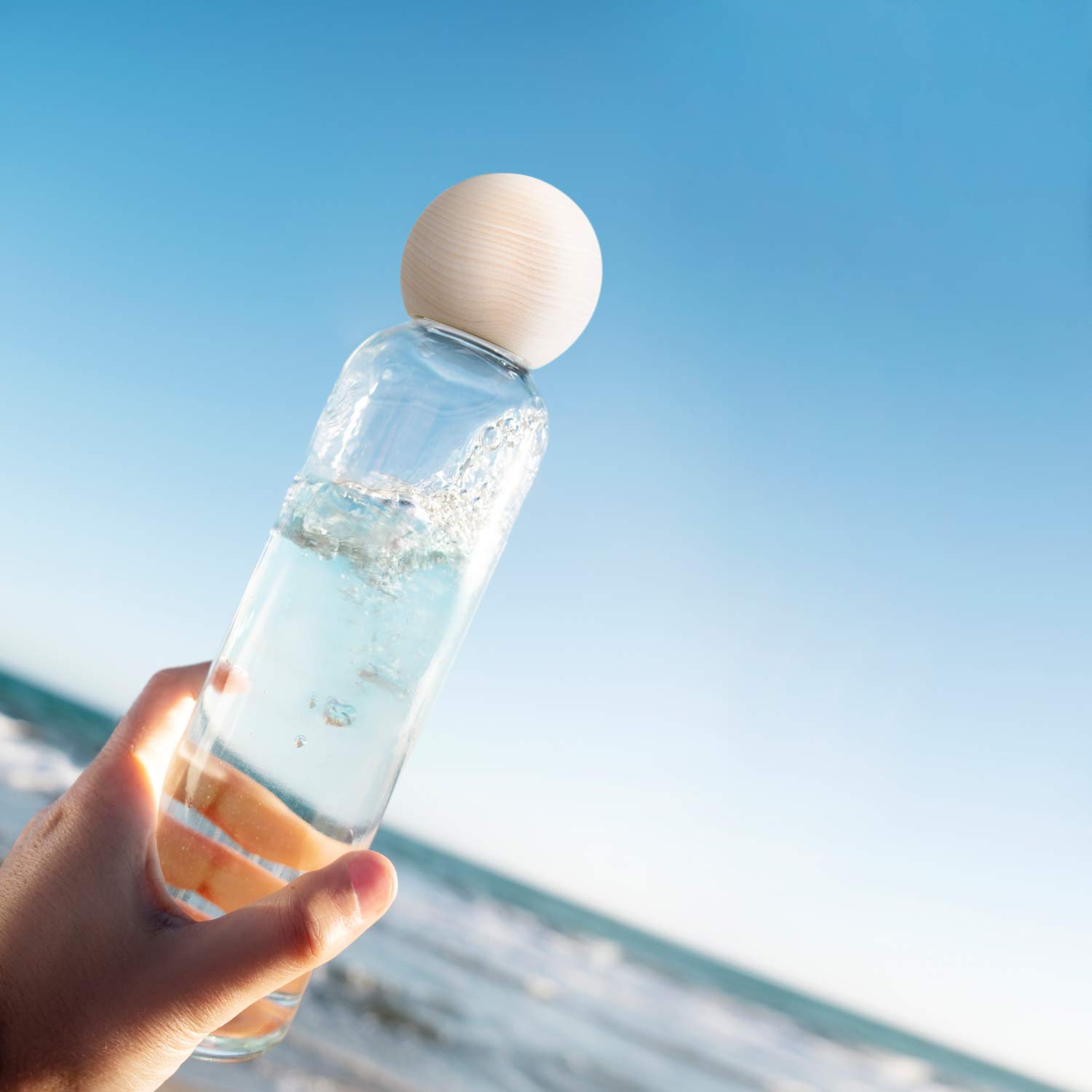 Zirben Familie® Original ZirbenKugel Trinkflasche 1 Liter | Verleiht dem Wasser eine besondere Note | Flasche aus Glas mit Zirbenkugel und Filzschutzhülle | Wasserflasche für unterwegs