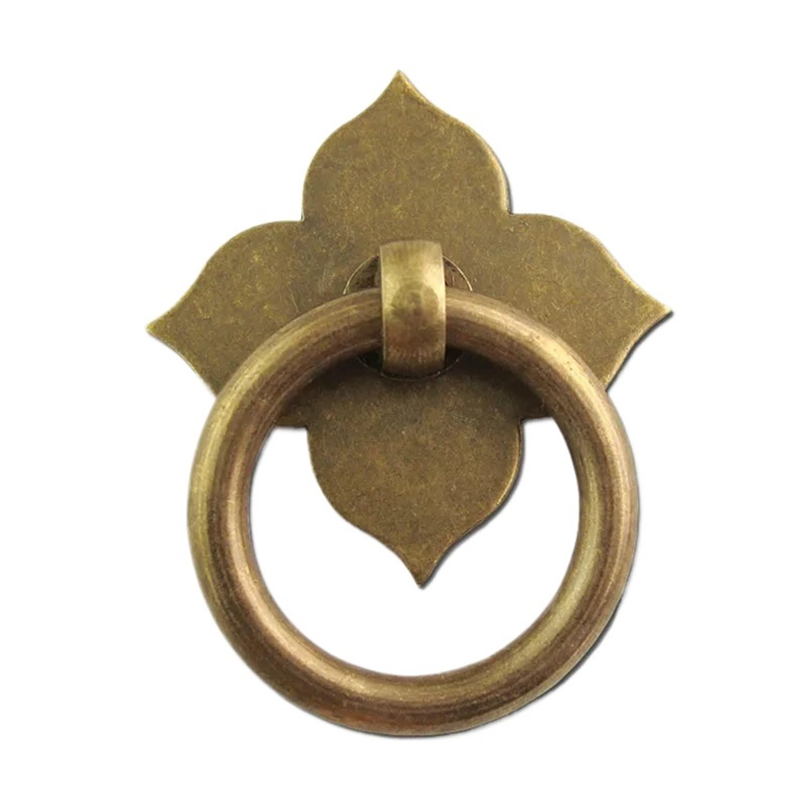 Meubles anciens rénovés avec poignées de tiroir bronze