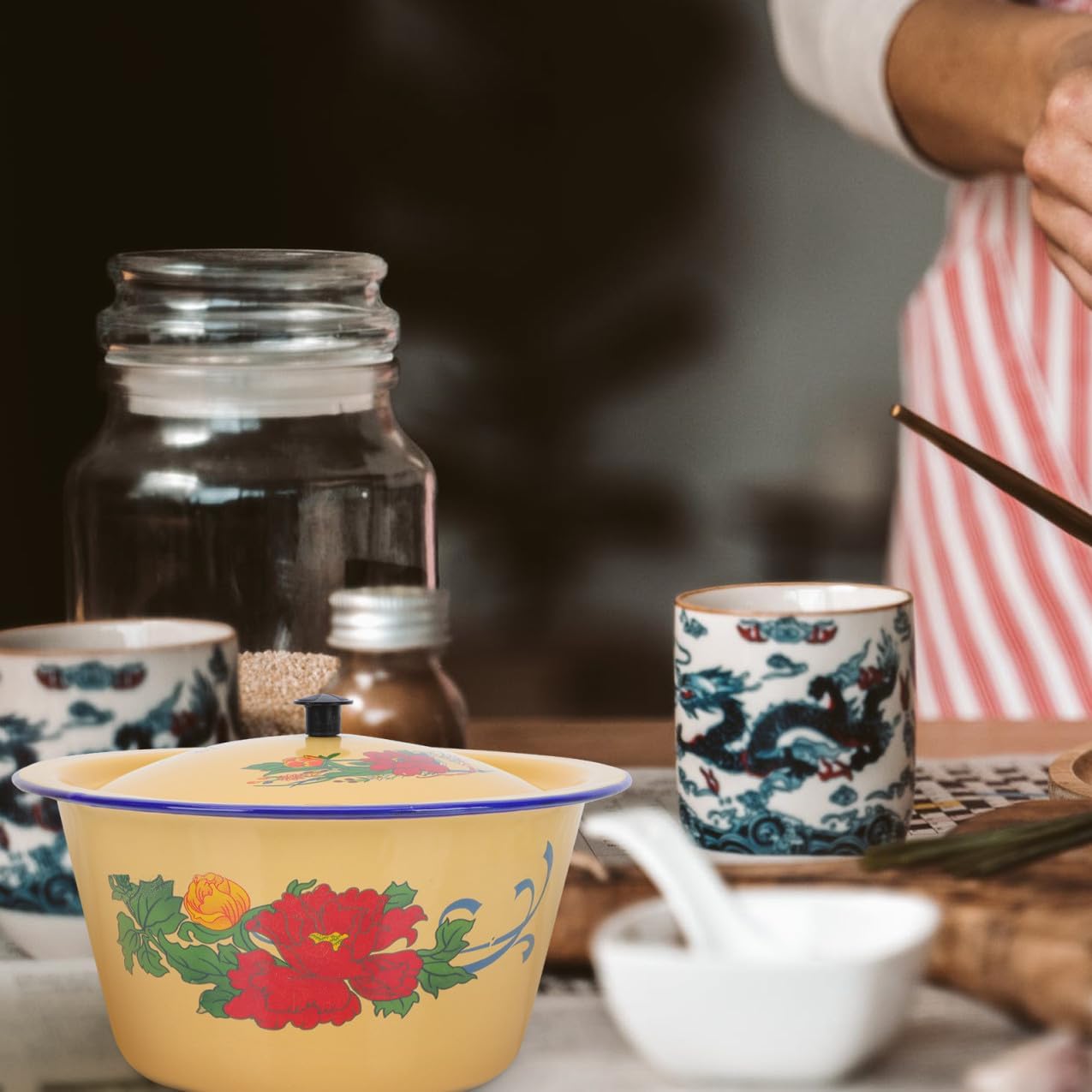 Vintage Enamel Mixing Bowl with Lid 1.4L 19.5Cm Classic Retro Lard Pot for Home Kitchen Serving and Food Preparation