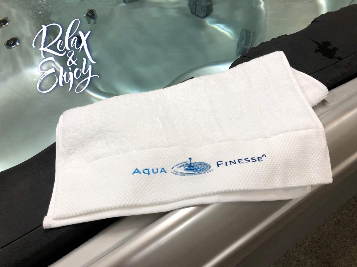 AquaFinesse Boîte pour l'entretien de l'eau de jacuzzi et SPA avec granulés de chlore ou pastilles de chlore Édition limitée incl. serviette en éponge (pastilles)