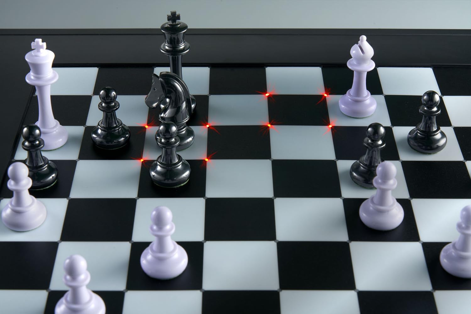MILLENNIUM The King Competition M831 - scacchiera elettronica con livelli di gioco adattativi. Con livelli adattativi, Chess960 e 81 LED per visualizzare le mosse. Gioco online via modulo ChessLink.