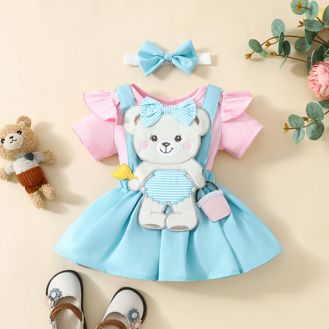 Set di Vestiti per Bambina Piccola Composto da Tutina + Abito con Bretelle Ricamate con Orsacchiotto + Cerchietto con Fiocco, Tutina con Maniche ad Aletta e Scollo Rotondo per 0-18 Mesi, Rosa