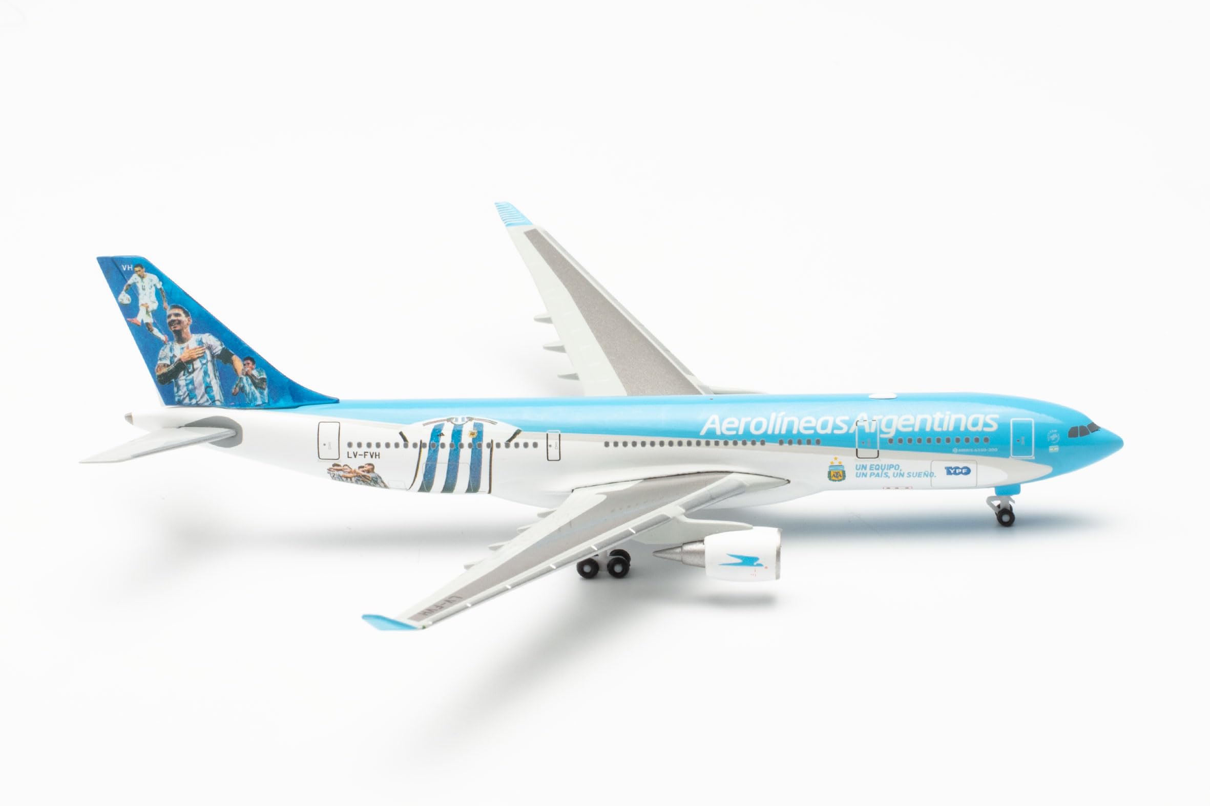 Herpaairplane model Aerolíneas Argentinas Airbus A330-200 - LV-FVH on a scale of 1 : 500, metal miniature without pedastal, model building, collectors edition