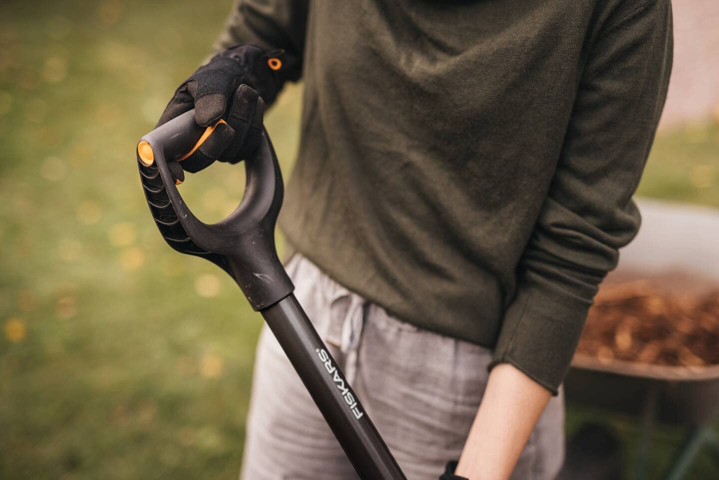 Fiskars Pala de jardín, Puntiaguda, Pala para terrenos duros y pedregosos, Longitud: 125 cm, Acero al boro de calidad, Gris/negro, Ergonomic, 1070639