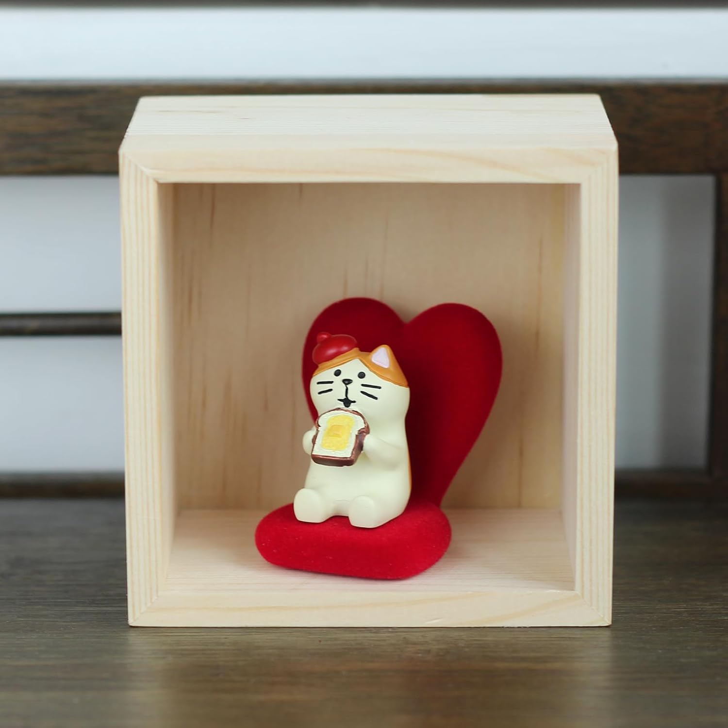 Cute Mini Cat Eating Toast Bread Figurine with Small Sofa Resin Figure for Office Home Decor for Cat Lovers (Love Shaped Sofa) - Image 4