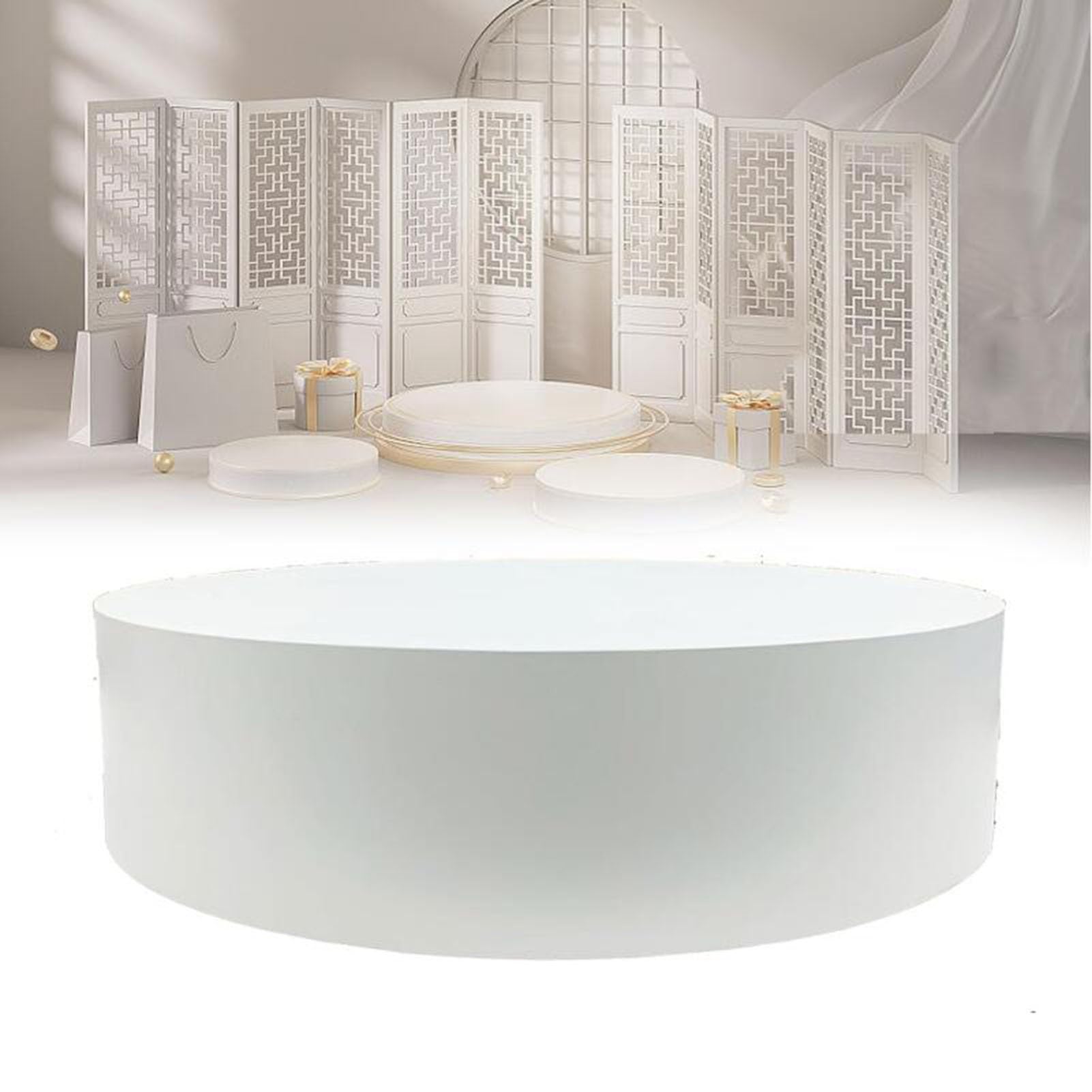 Présentoirs sur pied dans une boutique de mariage pour sublimer les robes de mariée de créateurs