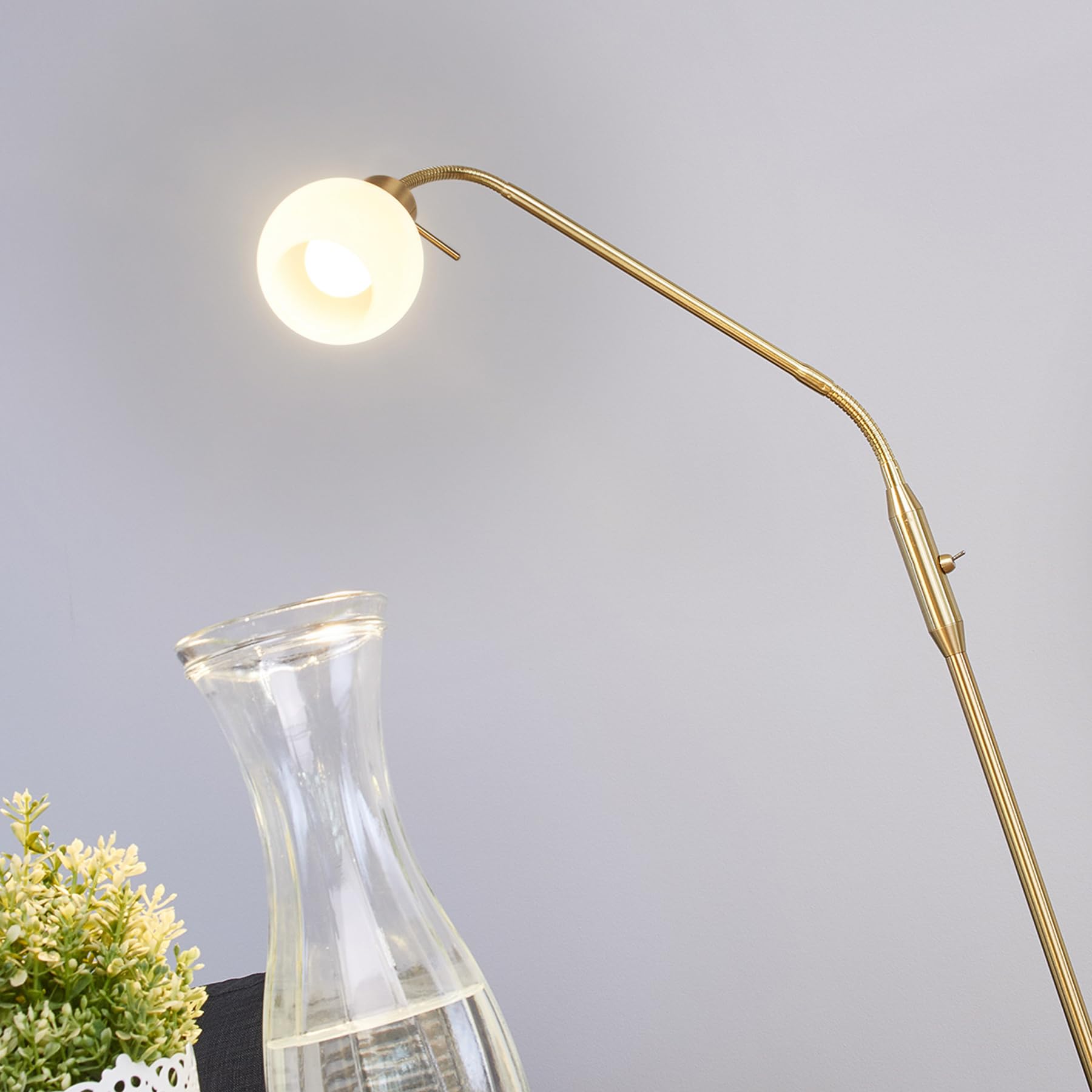 Lindby Stehlampe verstellbarer Glas Leuchtkopf, Standleuchte messing 1x E14 max. 10W ohne Leuchtmittel Stehleuchte Standlampe Wohnzimmerlampe