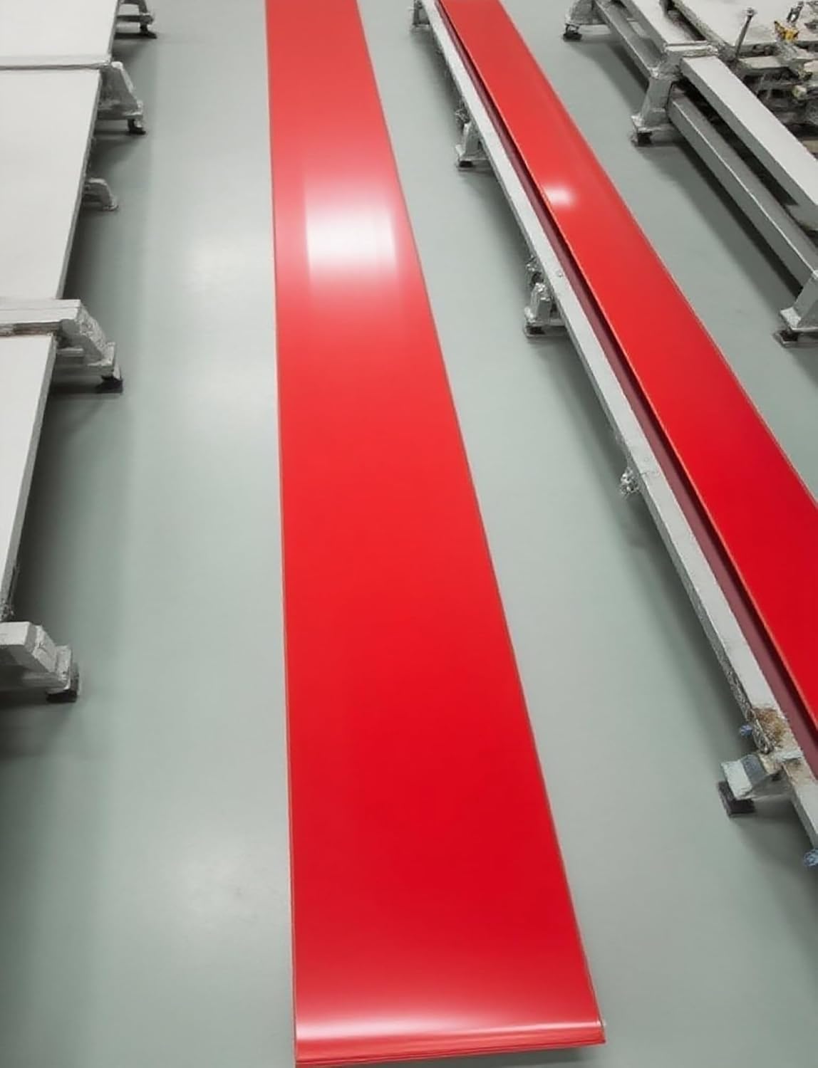 Lekki czerwony płaski przemysłowy przenośnik taśmowy PVC 120 x 23 cm (47,2 x 9 cali) - rozwiązanie linii montażowej dla wydajnej obsługi materiałów i transportu