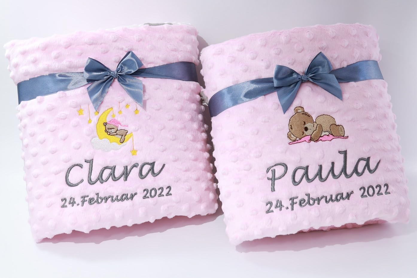 Personalisierte Babydecke mit Namen – Hellrosa Plüsch & graue Baumwolle mit weißen Sternen – Bestickt, Warm & Wintergeeignet, 75x100 cm – Geschenk zur Geburt & Taufe (Hellrosa - Sternen, 75 x 100 cm)