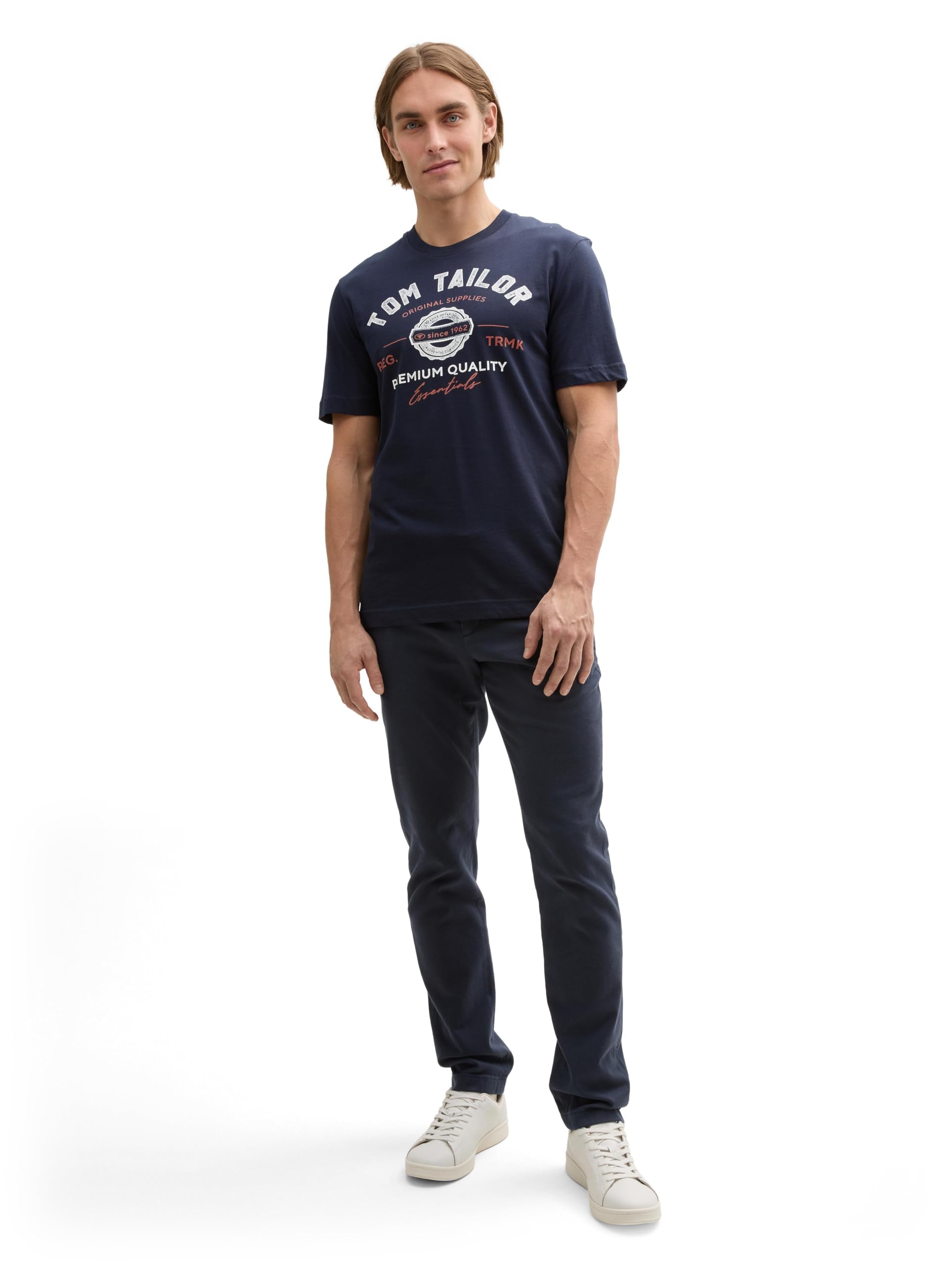 Nahaufnahme des TOM TAILOR Logo-Prints auf dem weichen Baumwollstoff.