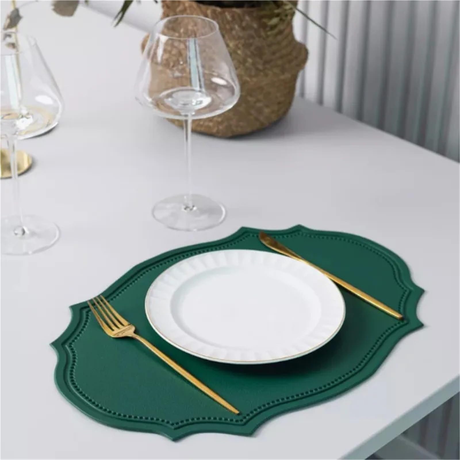 Faux Leather Placemats Lot de 1/4/10 Sets Table ovales Verts en Cuir PU Forme irrégulière, résistants à l'huile(Black,10pcs 30x43cm)