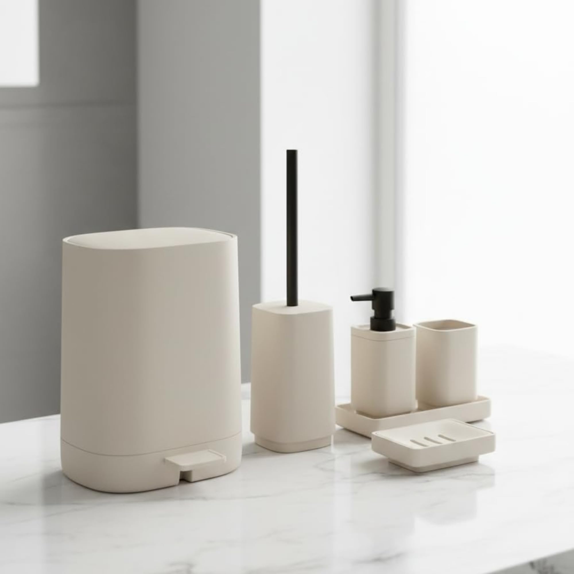 AmberHaus 5 Parça Lüks Akrilik Banyo Seti | Kırılmaya Dayanıklı, Soft Dokulu Mat Yüzey | Diş Fırçalık, Sıvı Sabunluk, Tuvalet Fırçası, Katı Sabunluk, Pedallı Çöp Kovası (Krem)