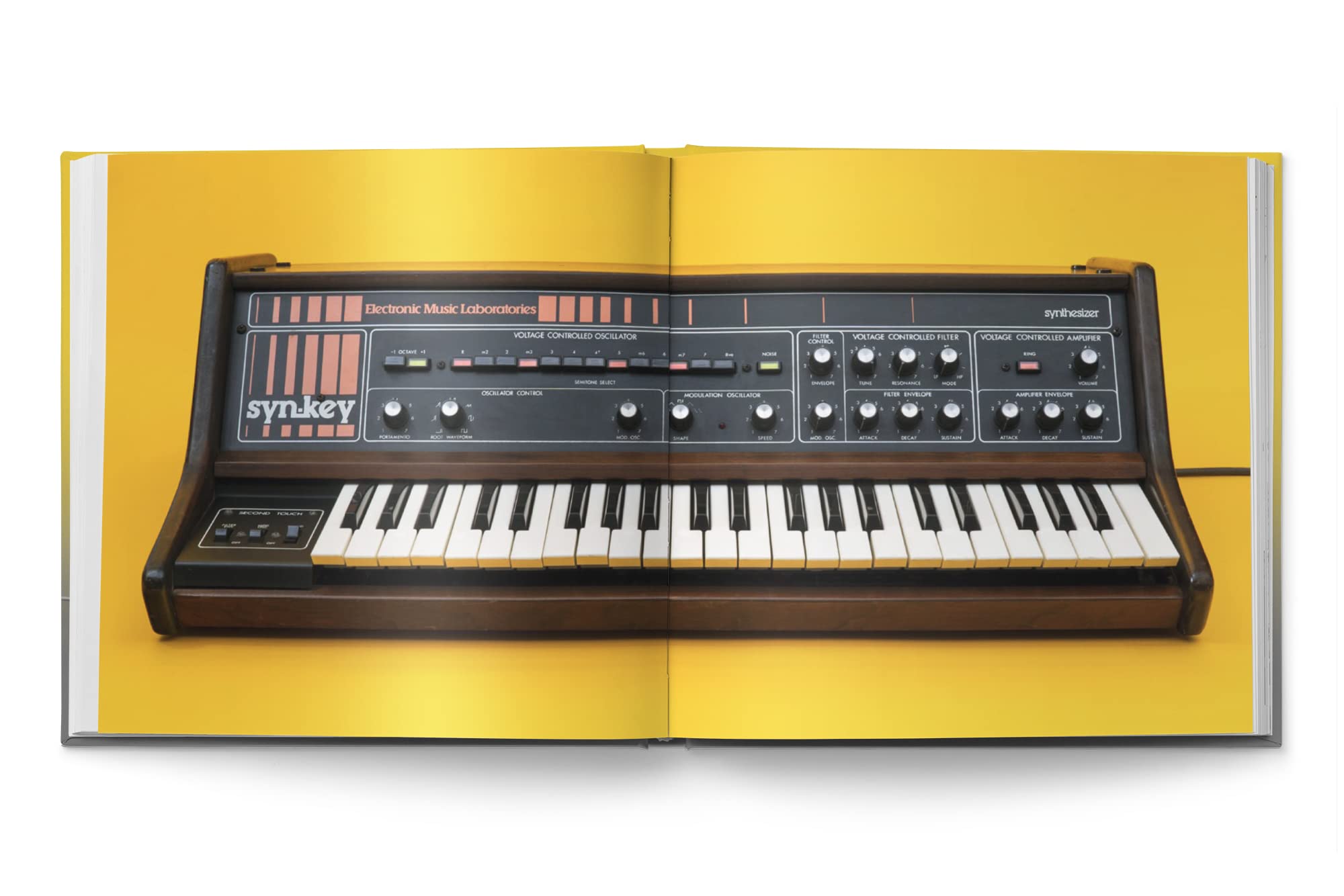 Bjooks Synth Gems 1 Libro illustrato con copertina rigida sui sintetizzatori vintage con foto, articoli di approfondimento e storia cronologica degli strumenti elettronici dal 1970 al 2000
