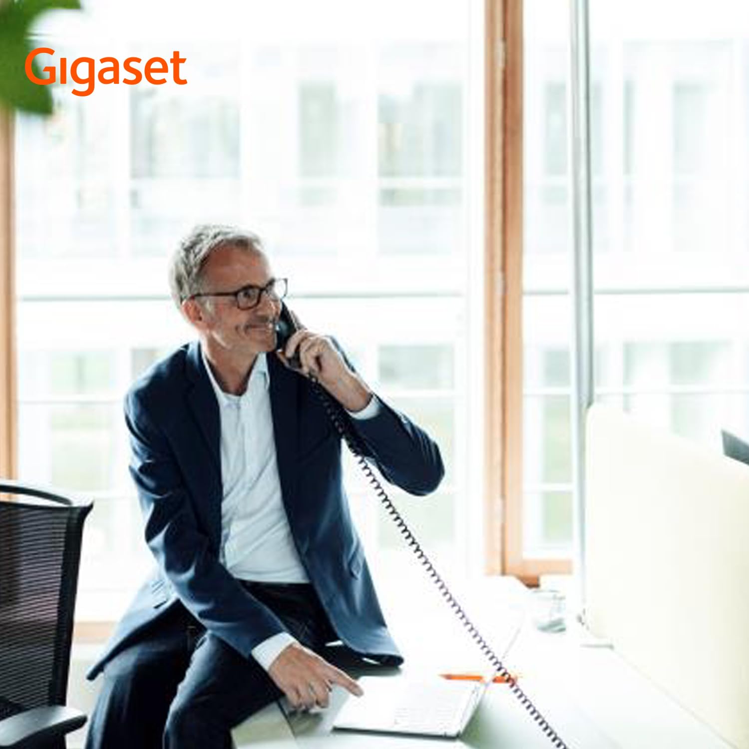 Gigaset Desk 800A - Schnurgebundenes Telefon mit Anrufbeantworter - dreizeiliges LCD-Display - 5 Wege Navigationstaste - Freisprechfunktion - MFV- oder Impulswahl, schwarz [Deutsche Version]