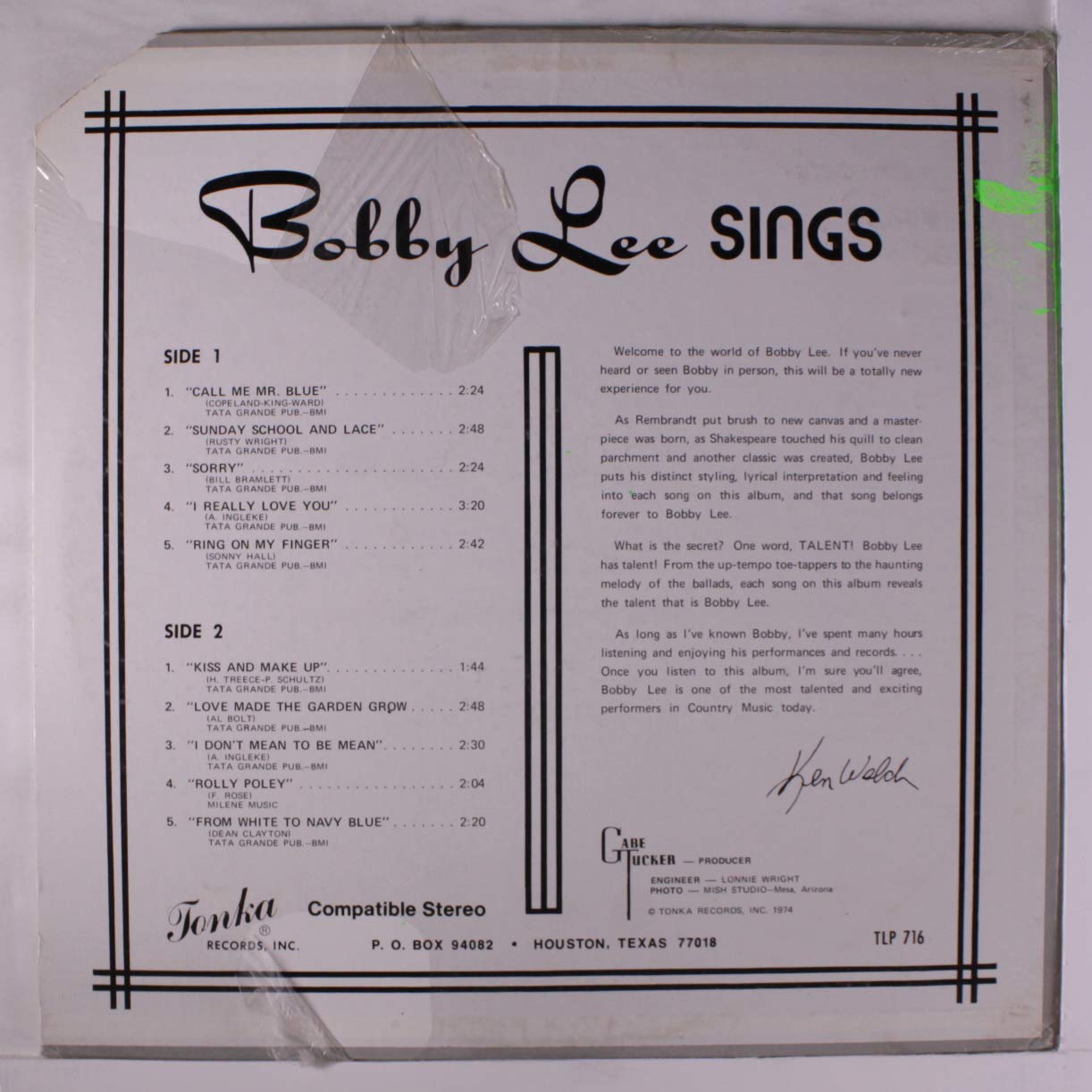 sings