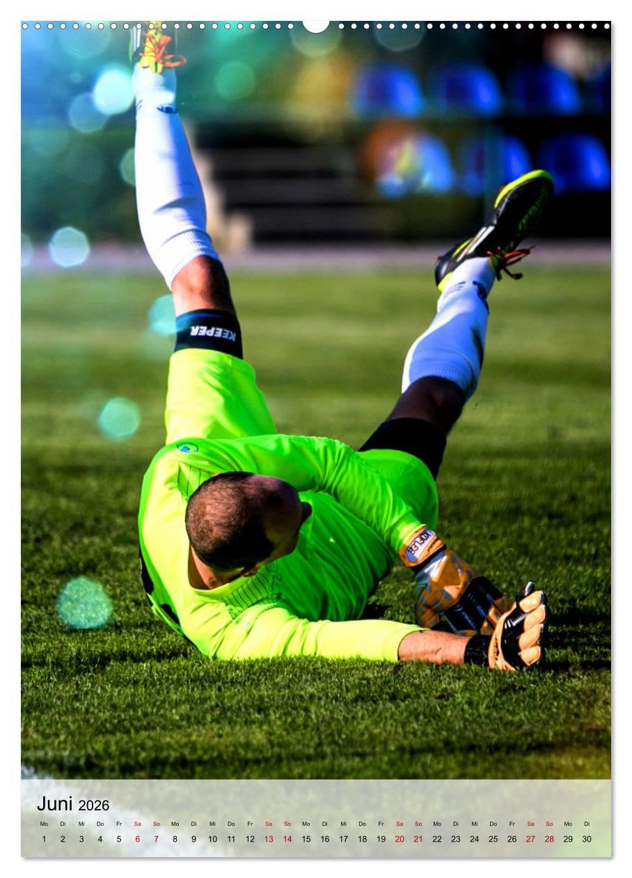 Fußballfieber extrem (hochwertiger Premium Wandkalender 2026 DIN A2 hoch), Kunstdruck in Hochglanz: Actiongeladene Spielszenen vom grünen Rasen (CALVENDO Sport)