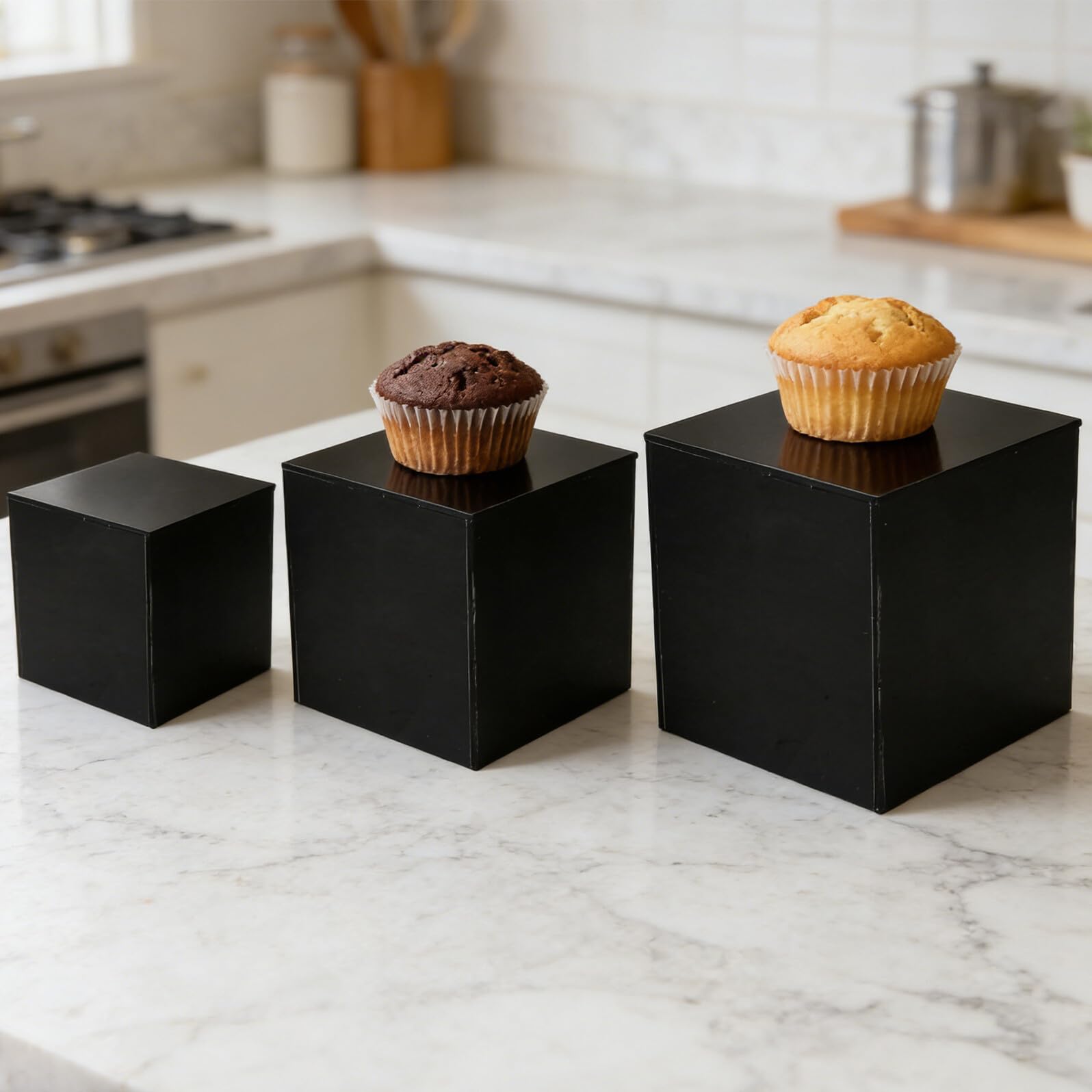 NUOBESTY 3 Pezzi Supporti Espositivi a Cubo in Acrilico Nero Set da 3, Piedistalli Cubici Impilabili 10-15 Cm per Buffet Self-service, Esposizione Collezioni e Negozi al Dettaglio