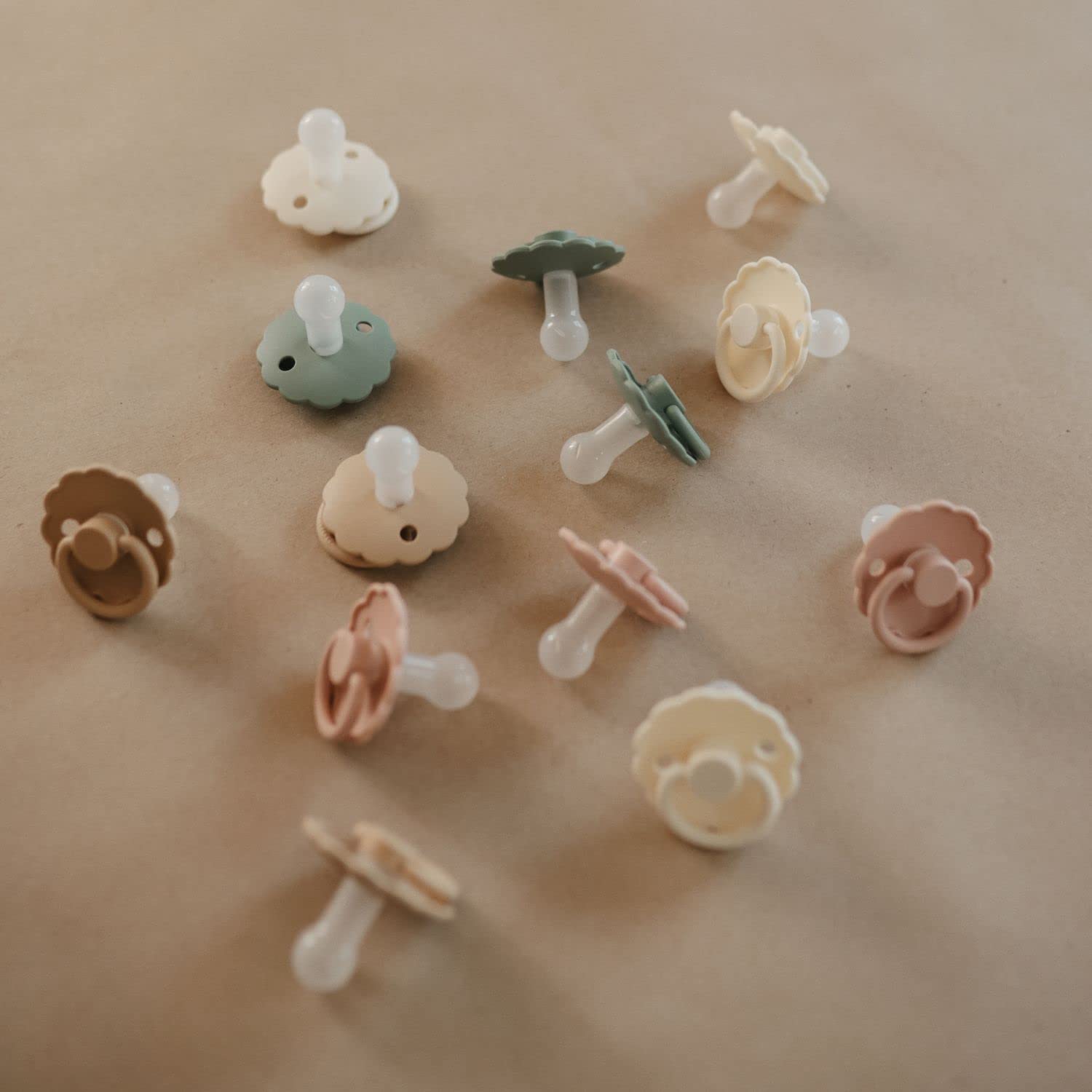 FRIGG Daisy Chupete 2-Pack | Chupete de silicona | Sin BPA | Fabricado en Dinamarca | Tetina simétrica tipo cereza | (Cream/Blush, Talla 2 (6-18 Meses)) - 2