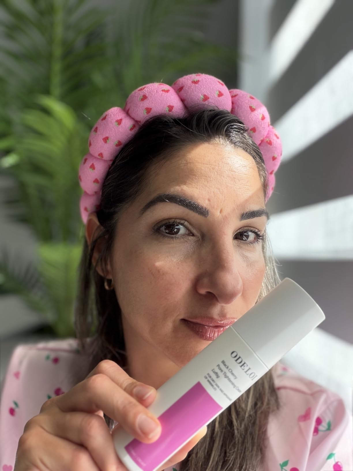ODELOI Black Cherry Pore Tightening Cream, Pore Minimizing Primer Effect, Blurring Face Moisturizer for Smooth Makeup, Korean Skincare, 100ml