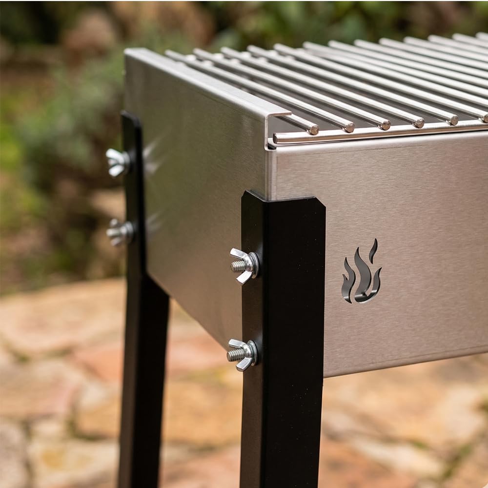 BBQ in Acciaio Braciere Cuoci Arrosticini Kebab Spiedini spilloni pesce carne con Fori di Aerazione Grande Area Cottura 77x28cm per 8-10 Persone Barbecue a Carbonella Qualita' e stile Made in Italy