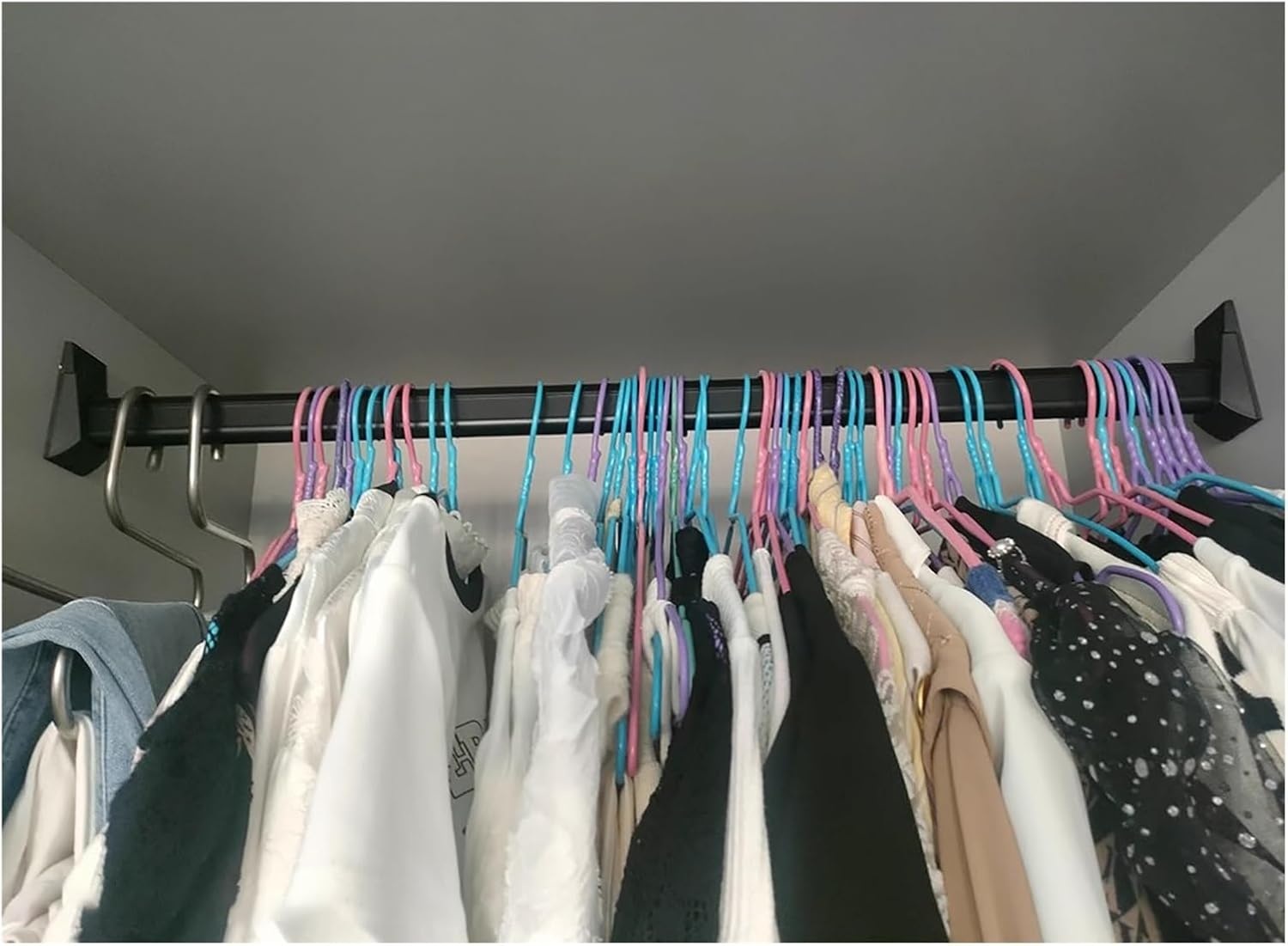 YLLFFLL Removeable Hanging Clothes Rod for Cabinet, Metal cuttable Closet Pole/Poles Wall Mounted, Heavy Duty Clothes Hanging Rods Bar, Complete Kits(Black,52in/132cm)