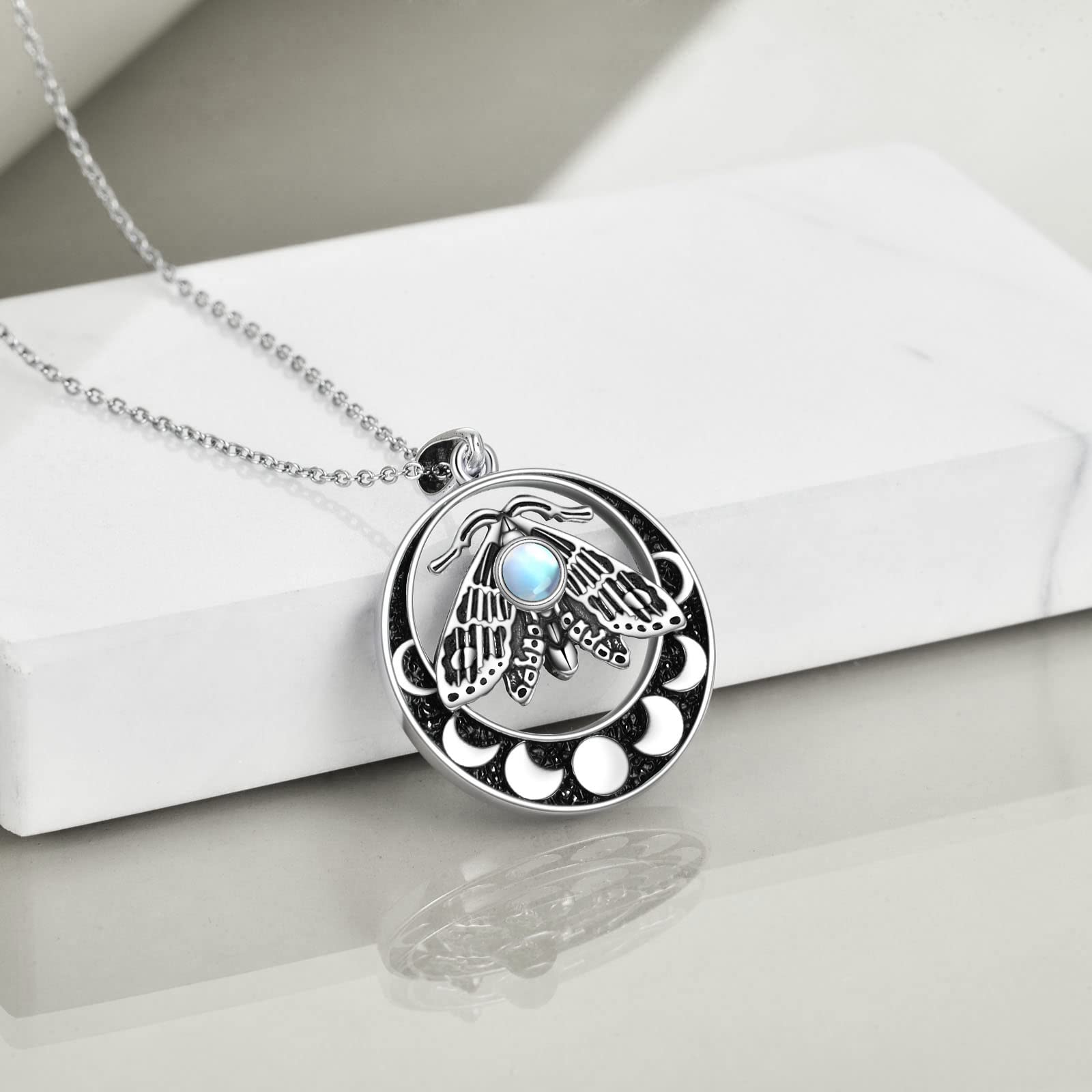 YAFEINI Mondstein-Halskette für Frauen Motte Anhänger Witchy Schmuck Gothic Motte und der Mond