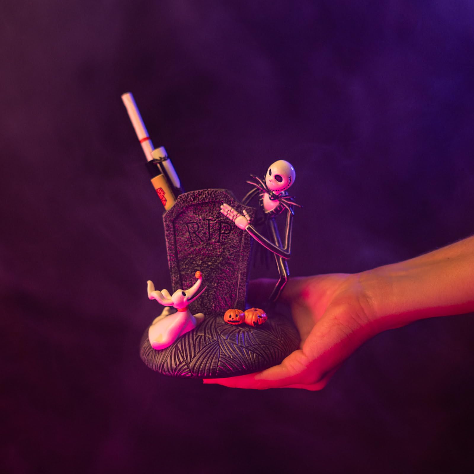 Pot à Crayons L'Étrange Noël de Mr Jack, Accessoire Disney, Idée Cadeau | 2 Stylos Billes, 1 Crayon, 1 Porte-gomme et 1 taille-crayon inclus, Porte-crayon en résine, Fourniture Scolaire