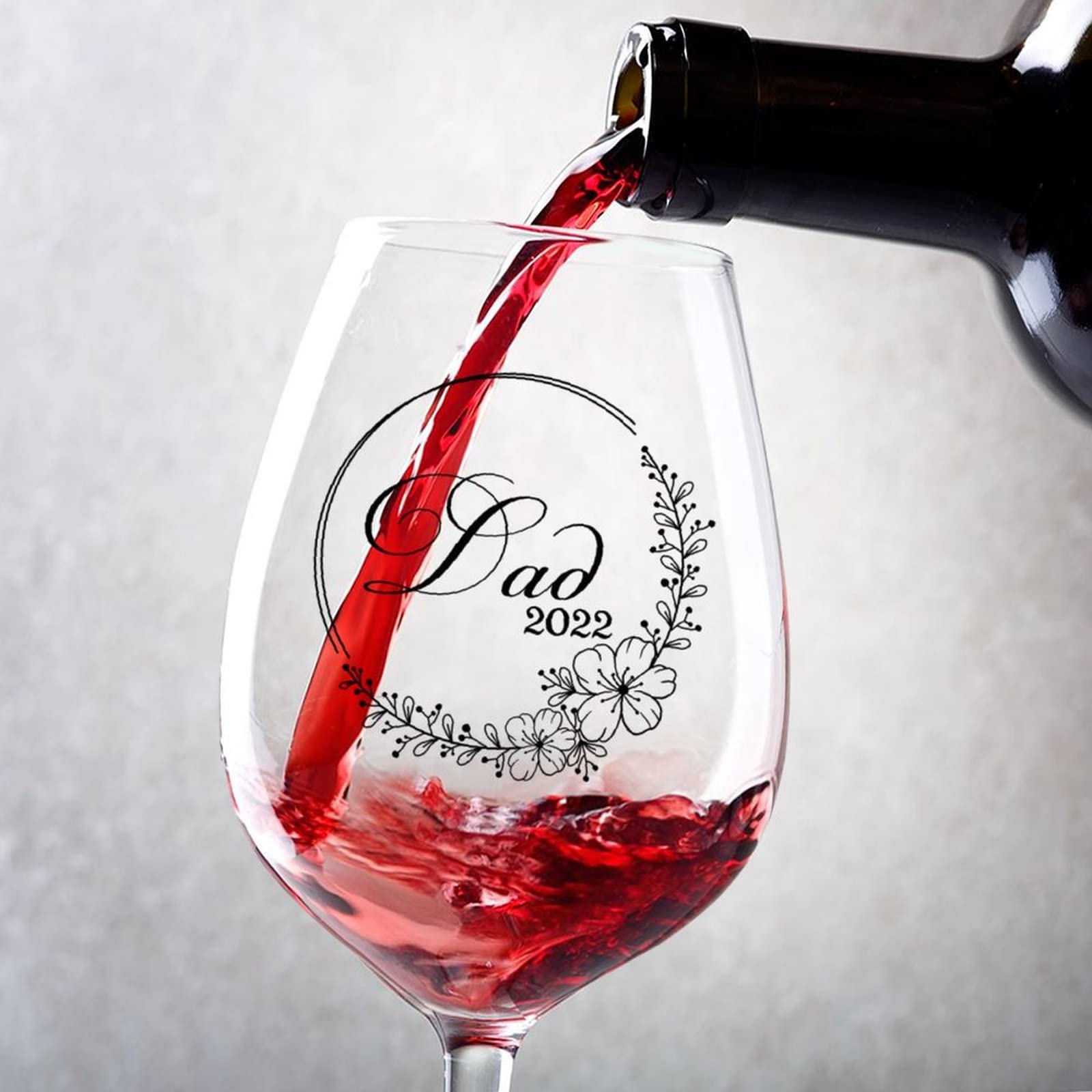 Verres à vin élégants pour fêter un anniversaire de mariage autour d'un bon repas