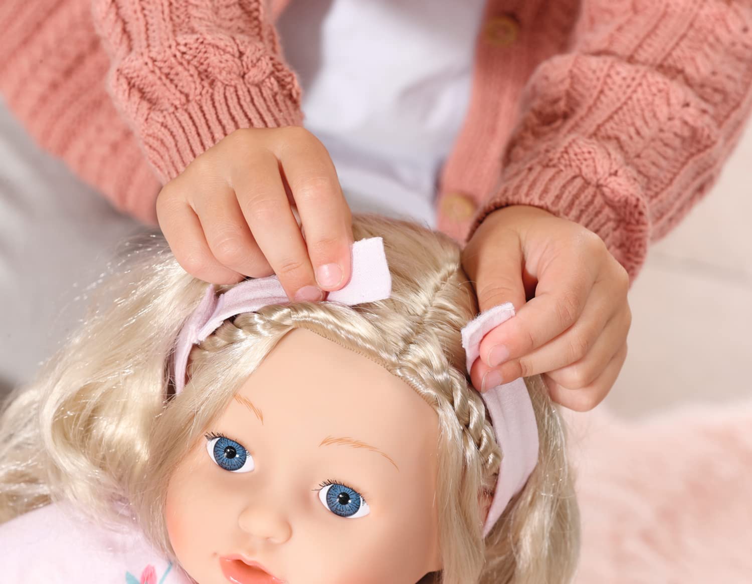 Baby Annabell Sophia – 43 cm miękka lalka z włosami do stylizacji – odpowiednia dla dzieci w wieku od 2 lat, idealna lalka dla małych dzieci i młodszych dzieci – zawiera lalkę, szczotkę do włosów i strój, 706572