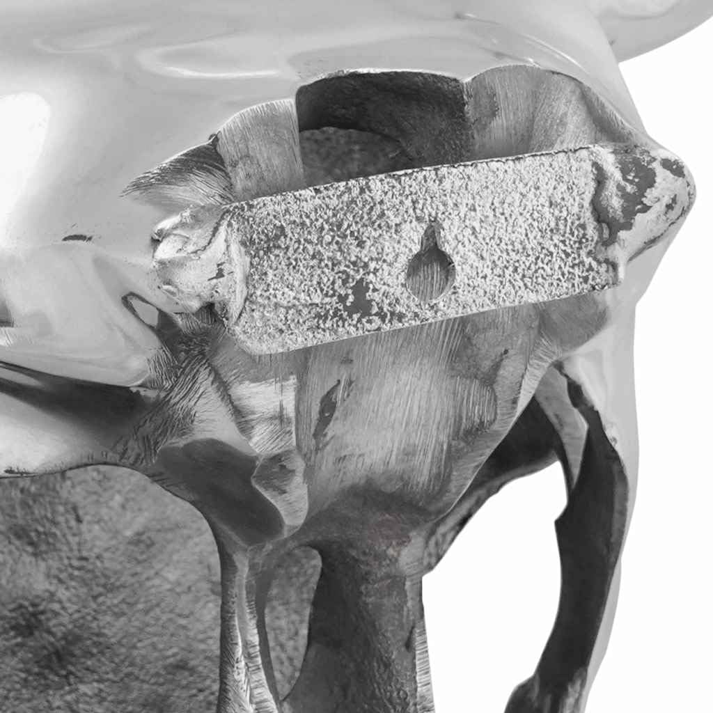 Bullen Schädel Skulptur Figur aus Aluminium, silberfarbenes Hochglanz Finish, 34 x 13 x 53 cm, 1 Stück, wandmontierte Deko für Wohnzimmer Büro Eingang Ambiente