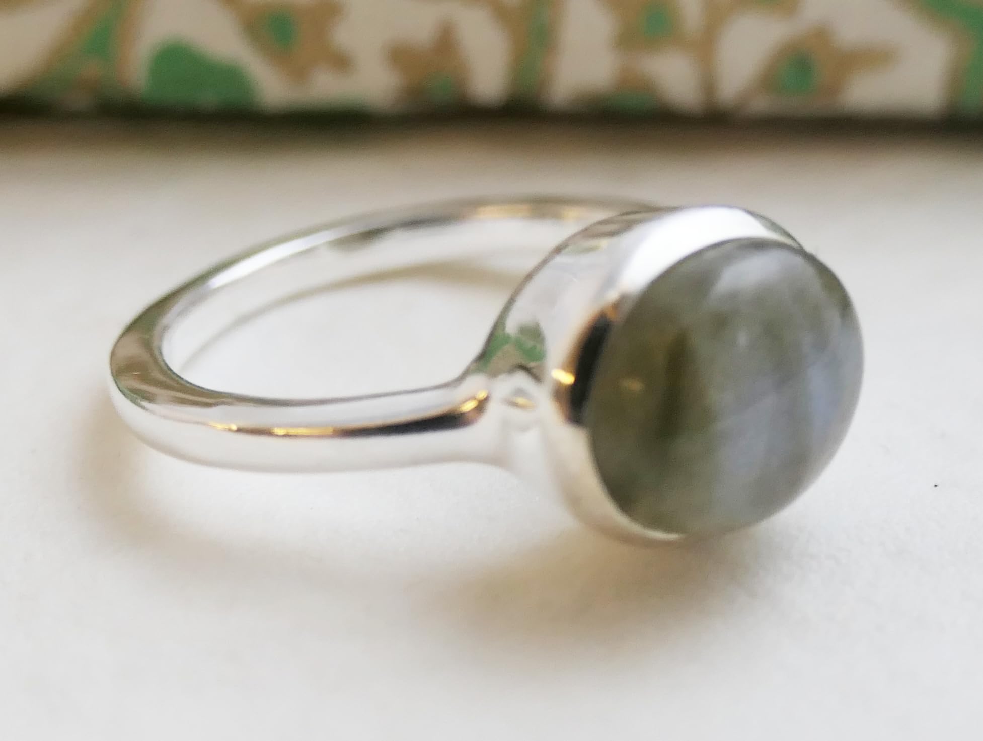 Anillo de plata esterlina con piedras preciosas de labradorita