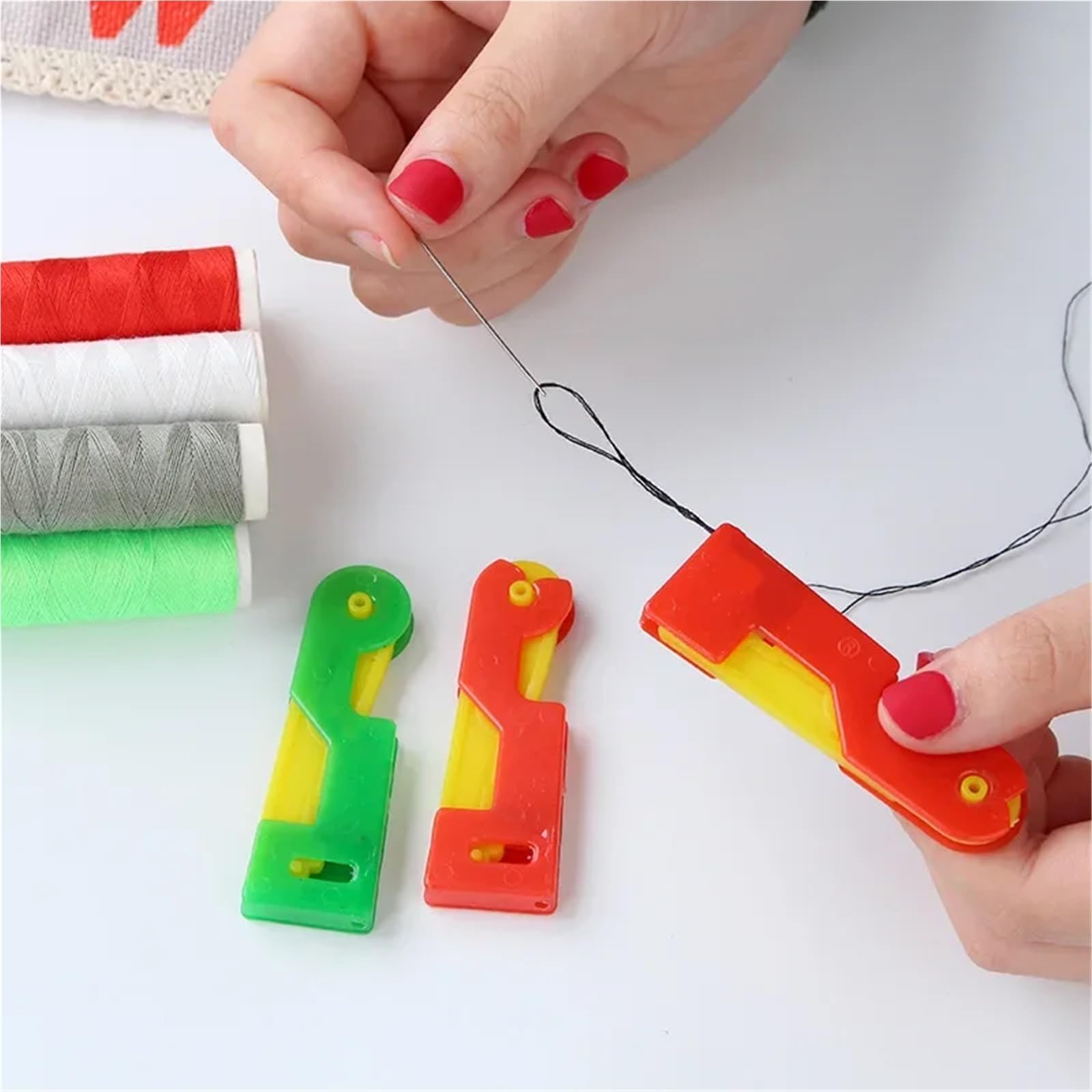 Infila aghi per cucito, 10 pezzi, per anziani, comodi, di alta qualità, automatici, semplici strumenti manuali con manico in plastica, accessori da cucito (colore casuale)