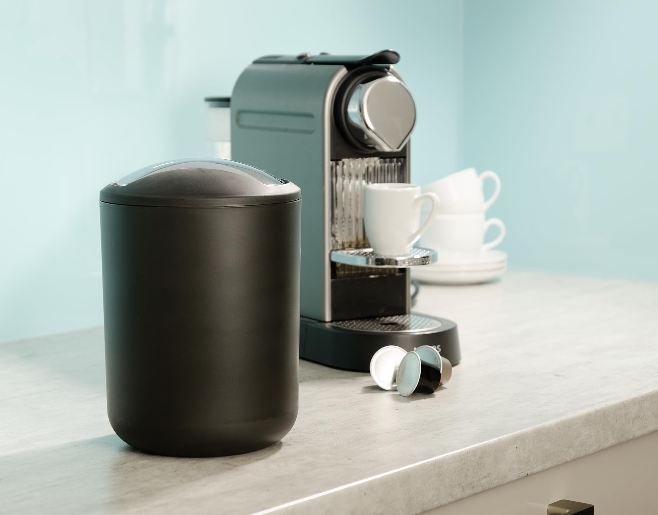 Wenko Papelera para cosméticos Brasil S, capacidad de 2 litros, papelera de baño con tapa abatible, papelera pequeña de plástico irrompible, sin BPA, Ø 14 x 21 cm, negra