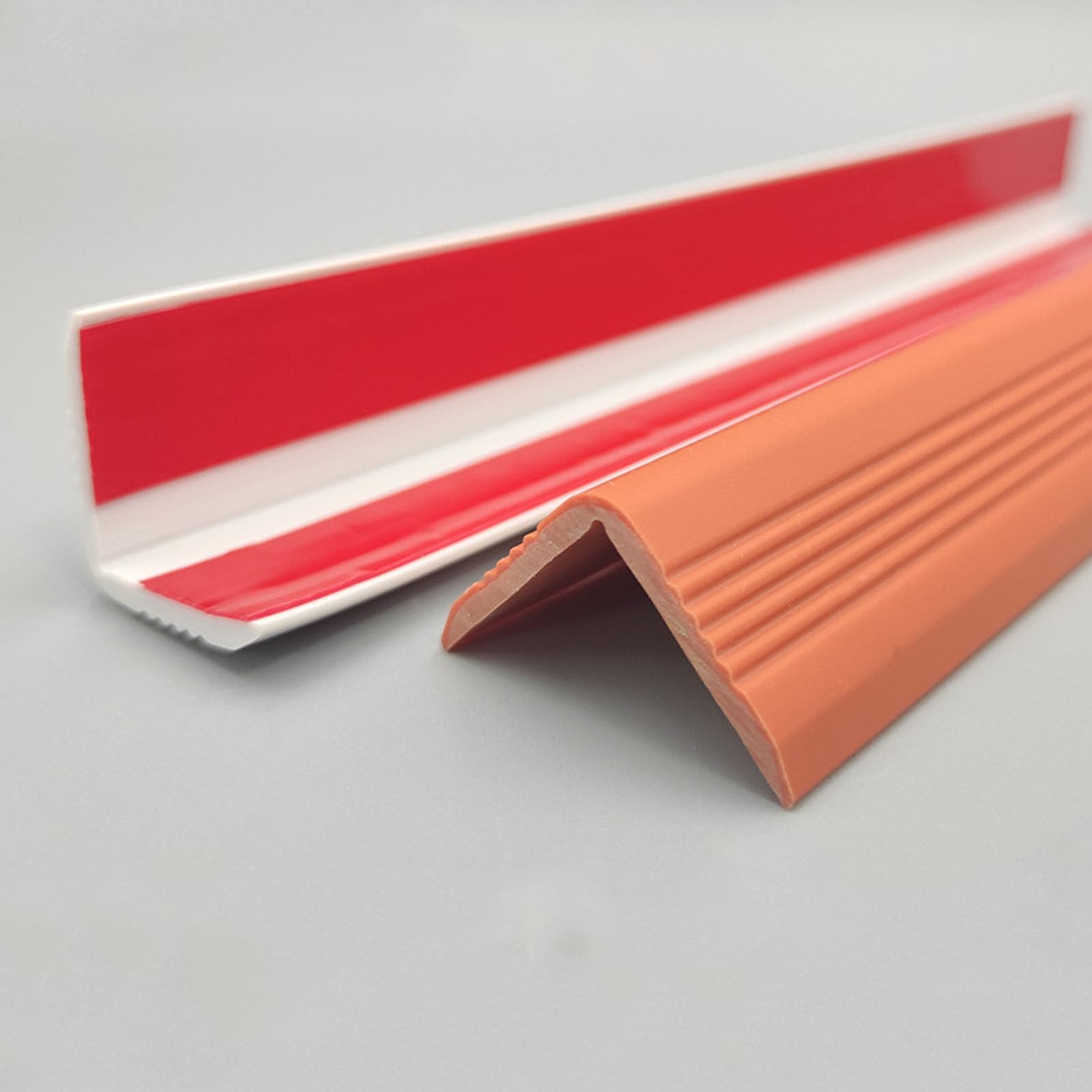 Nariz de goma autoadhesiva 40x40mm y 9m para suelos laminados