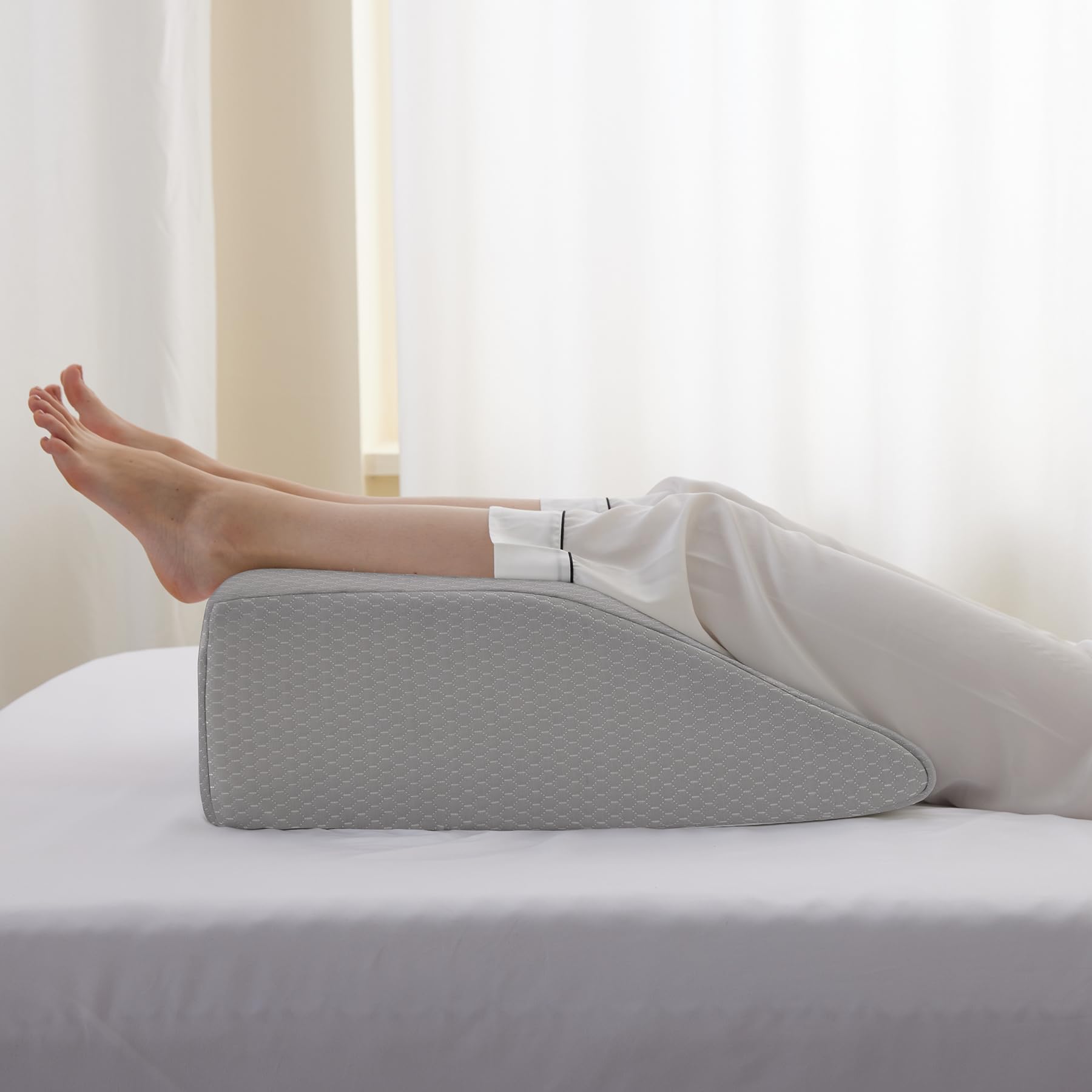 Bedluxe Beinerhöhungskissen, Beinkissen zum Schlafen, kühlendes Gel-Memory-Foam-Oberteil, Keilkissen für Beine, Beinkeile für Durchblutung, Schwellungen, nach Operationen – abnehmbarer Bezug (25,4 cm,